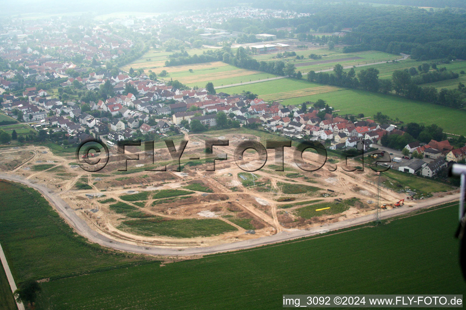 Vue d'oiseau de Chemin élevé à Kandel dans le département Rhénanie-Palatinat, Allemagne