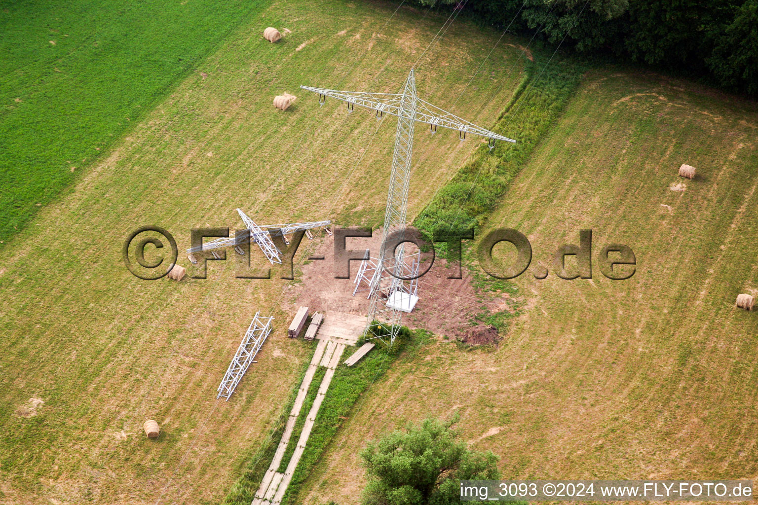 Vue aérienne de Renouvellement du pylône à haute tension du Bachweg à Kandel dans le département Rhénanie-Palatinat, Allemagne