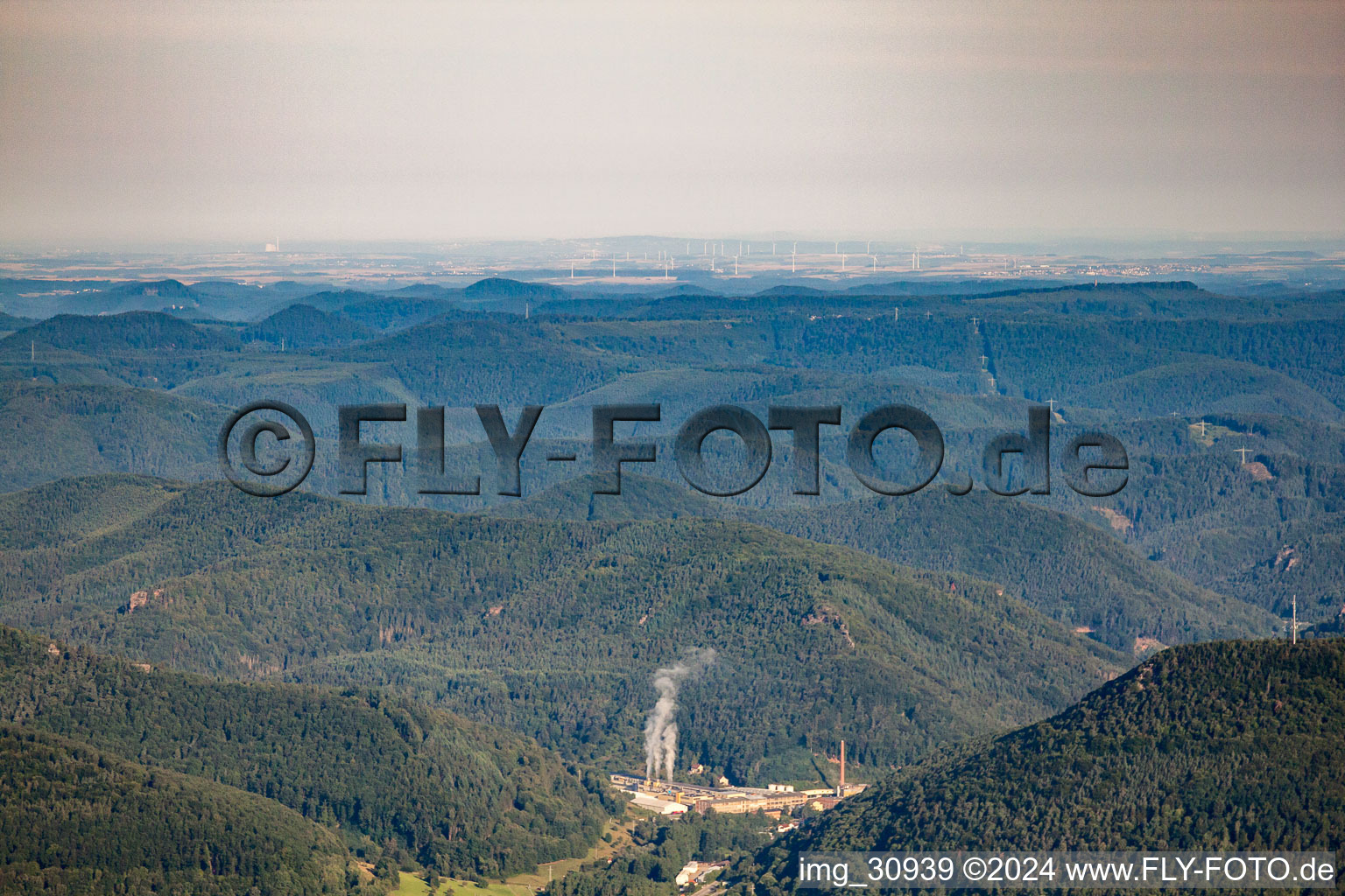 Vue aérienne de Vue derrière Landstuhl à le quartier Sarnstall in Annweiler am Trifels dans le département Rhénanie-Palatinat, Allemagne