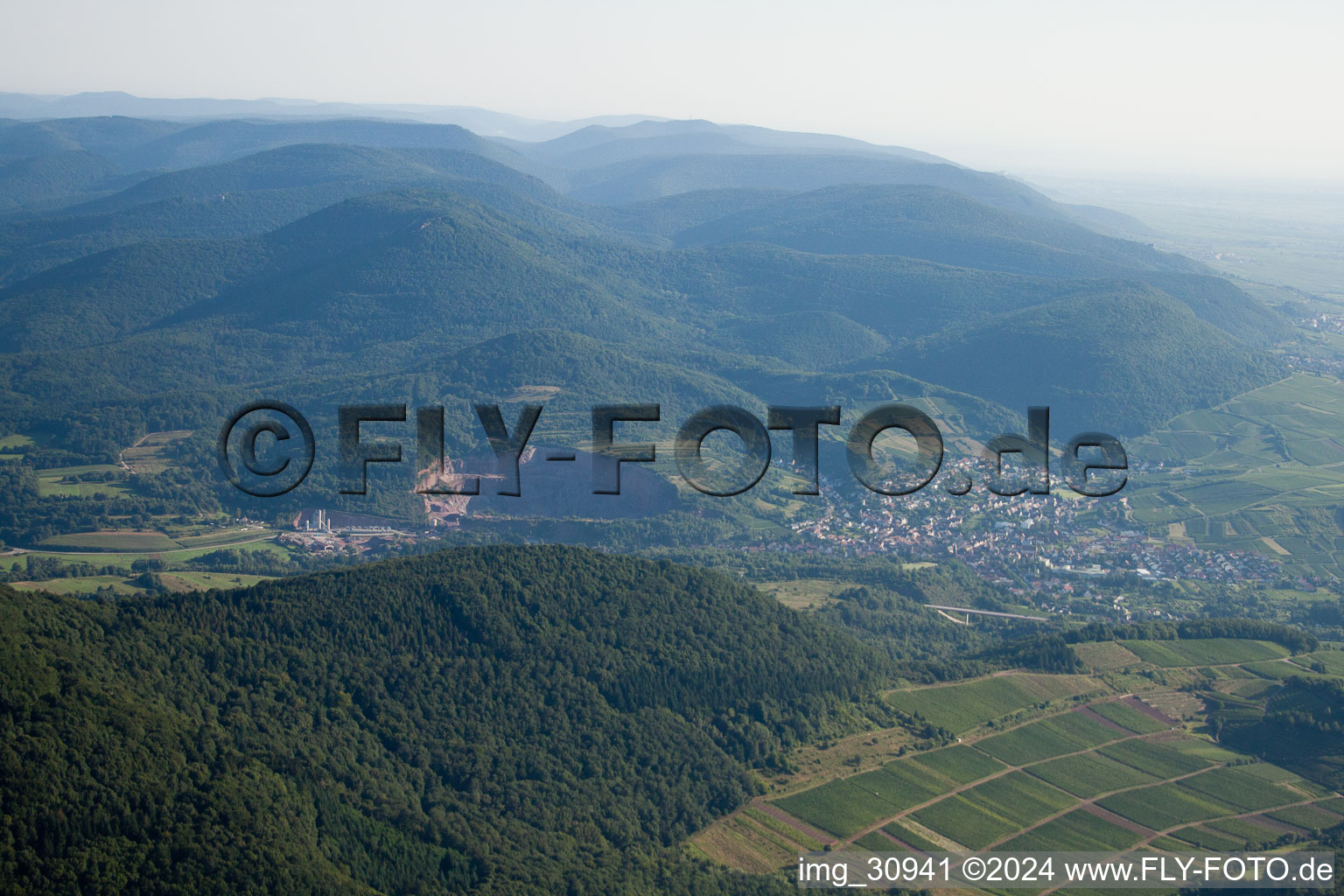 Vue oblique de Albersweiler dans le département Rhénanie-Palatinat, Allemagne