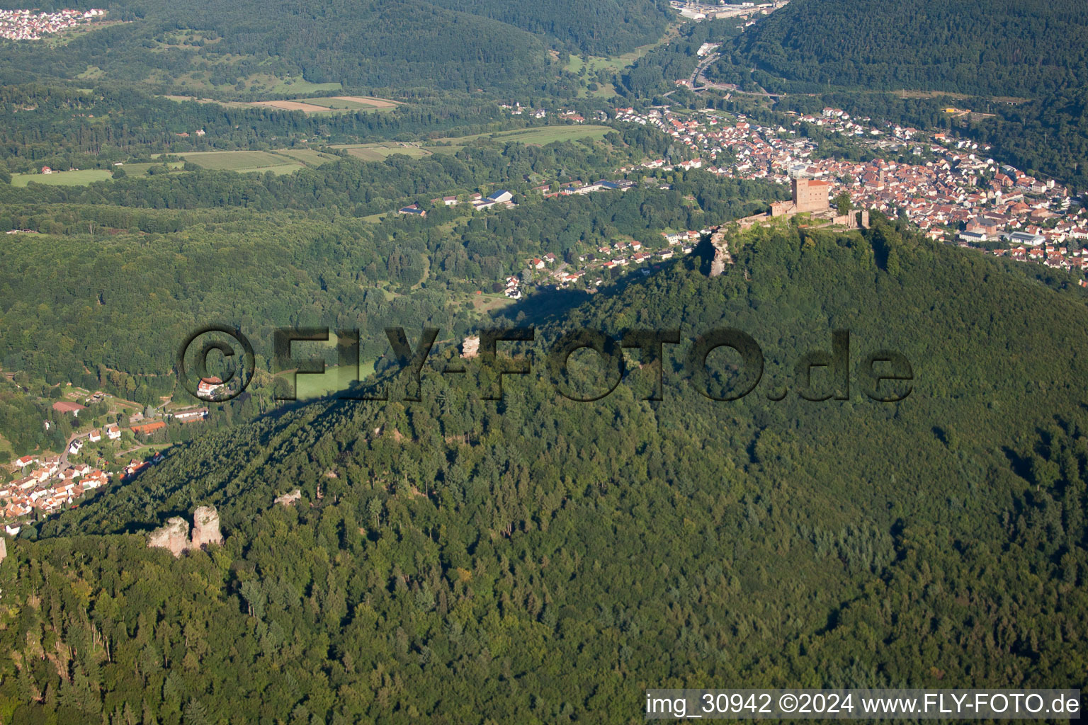 Vue aérienne de Les 4 châteaux Trifels, Anebos, Jungturm et Münz à Leinsweiler dans le département Rhénanie-Palatinat, Allemagne