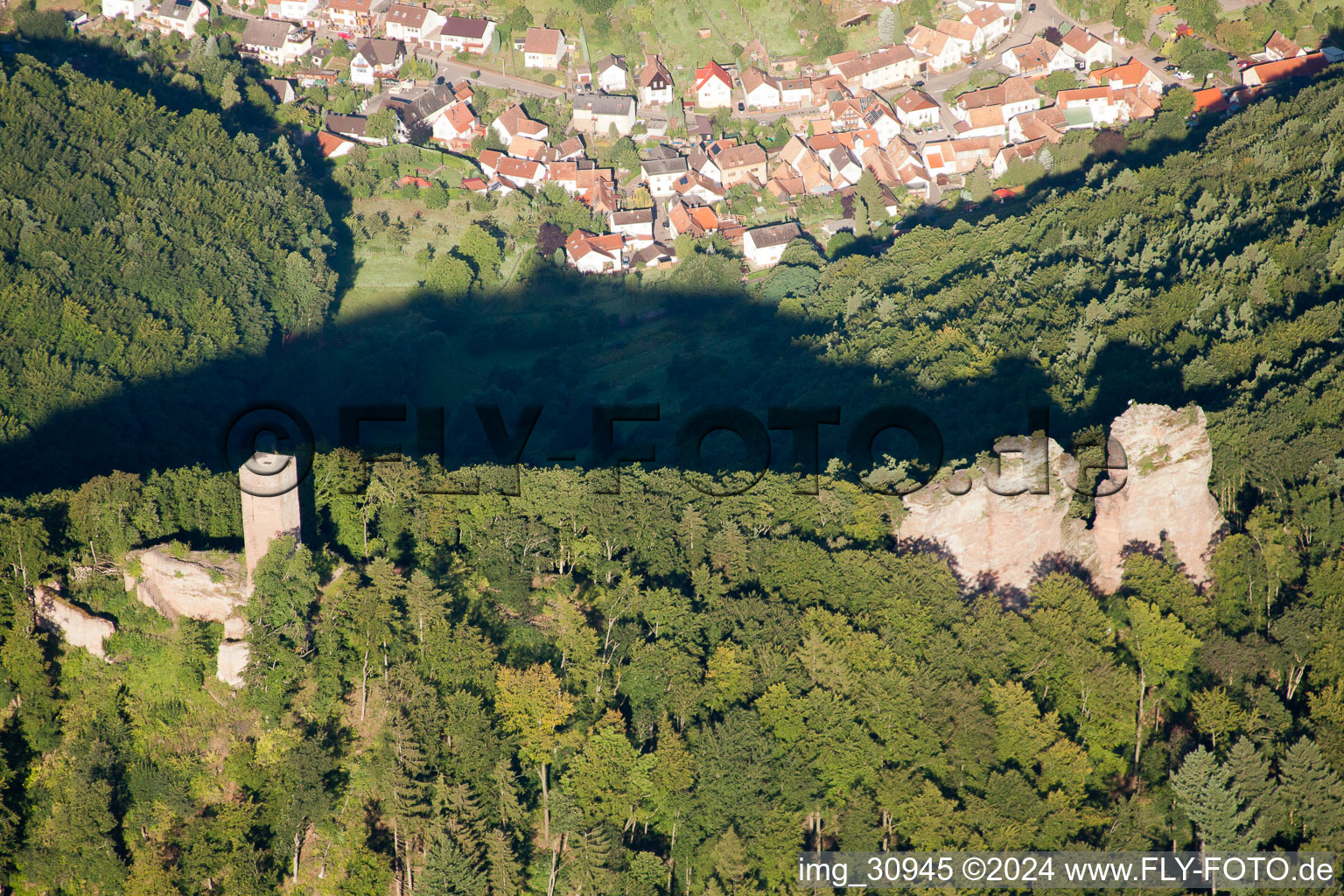 Vue aérienne de Ruines du château Jungturm et 'Scharfeneck(Münz) à Leinsweiler dans le département Rhénanie-Palatinat, Allemagne