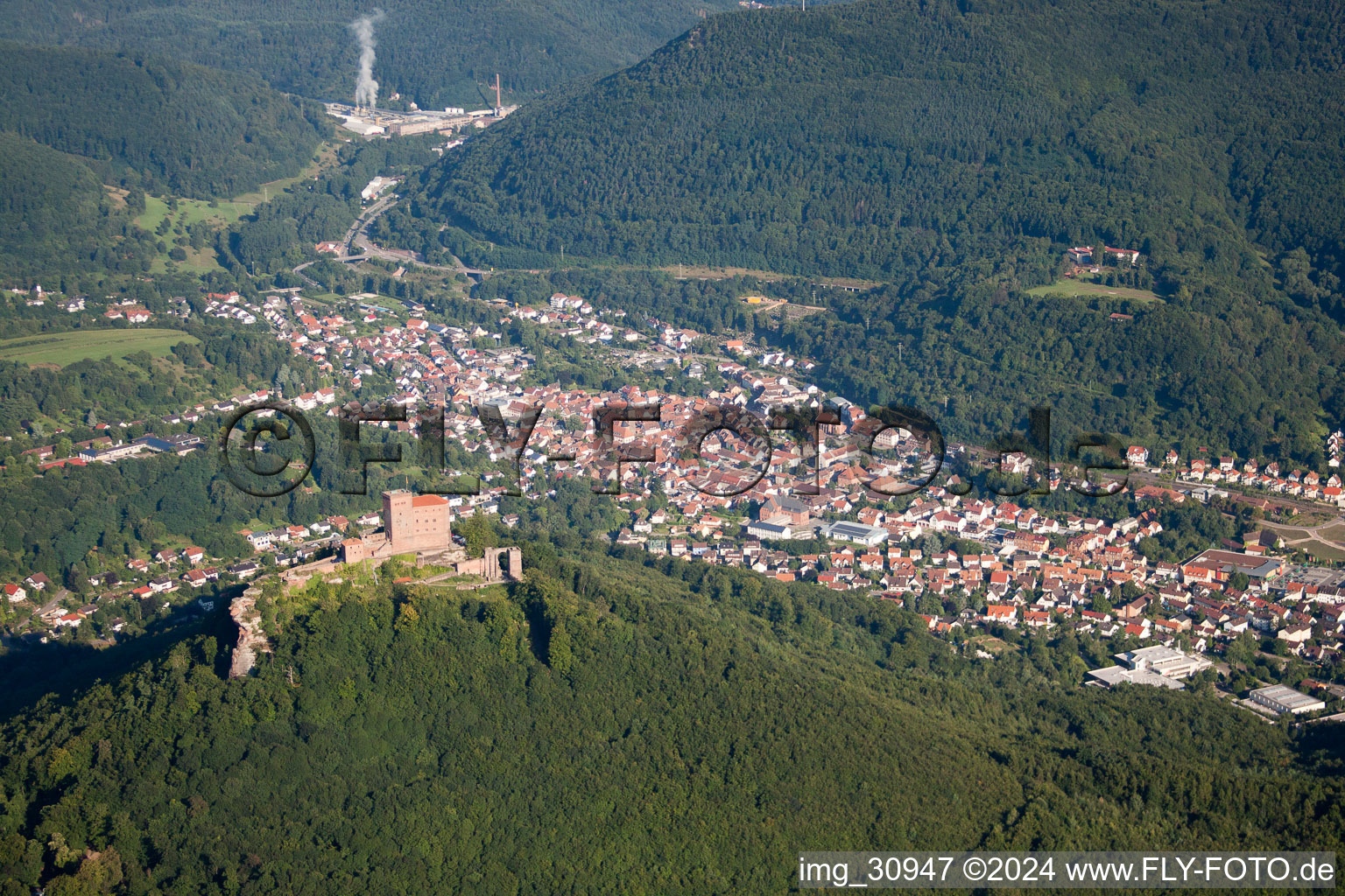 Vue d'oiseau de Château de Trifels à Annweiler am Trifels dans le département Rhénanie-Palatinat, Allemagne