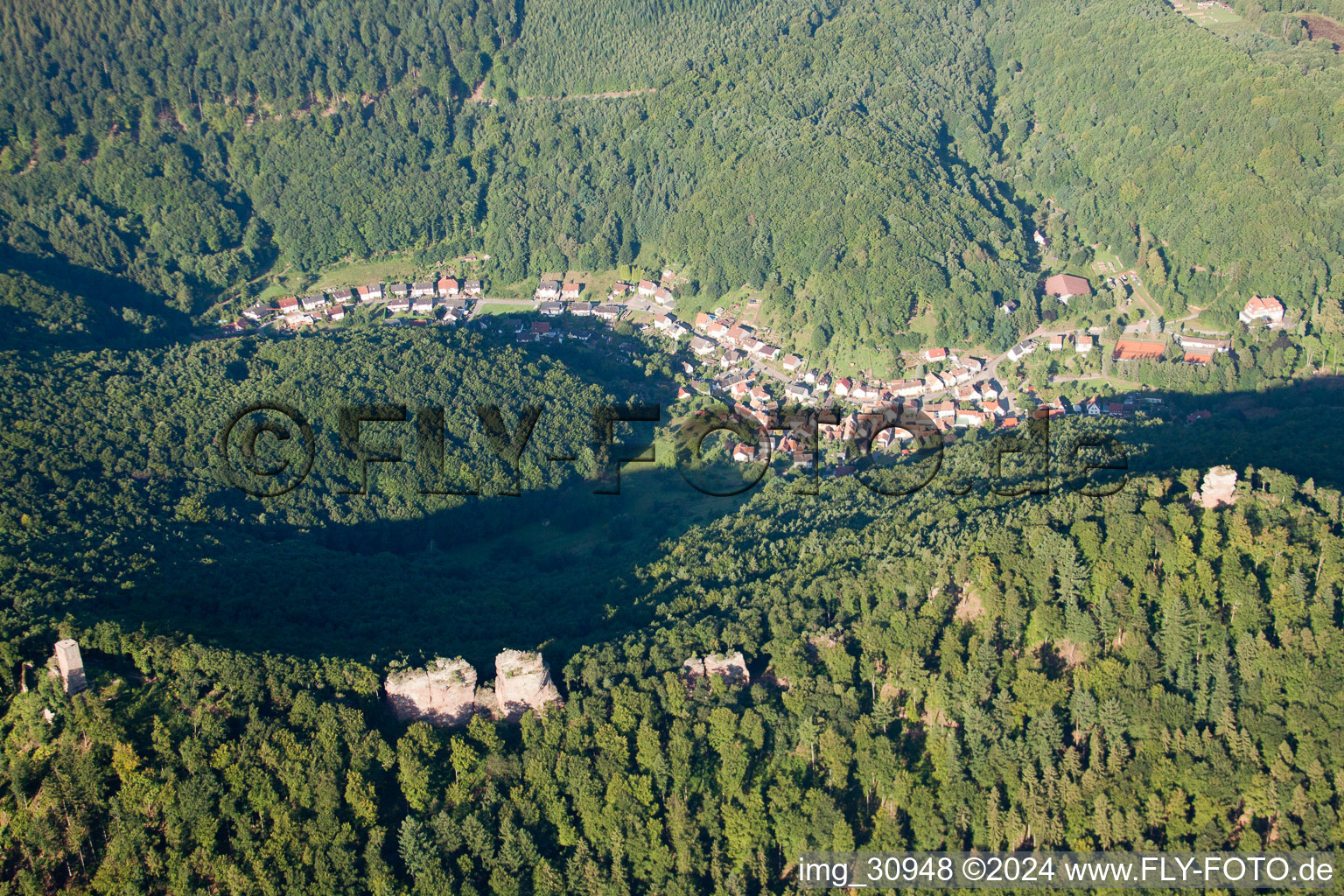 Vue aérienne de Ruines du château d'Anebos, Jungturm et 'Scharfeneck (pièce de monnaie) à le quartier Bindersbach in Annweiler am Trifels dans le département Rhénanie-Palatinat, Allemagne