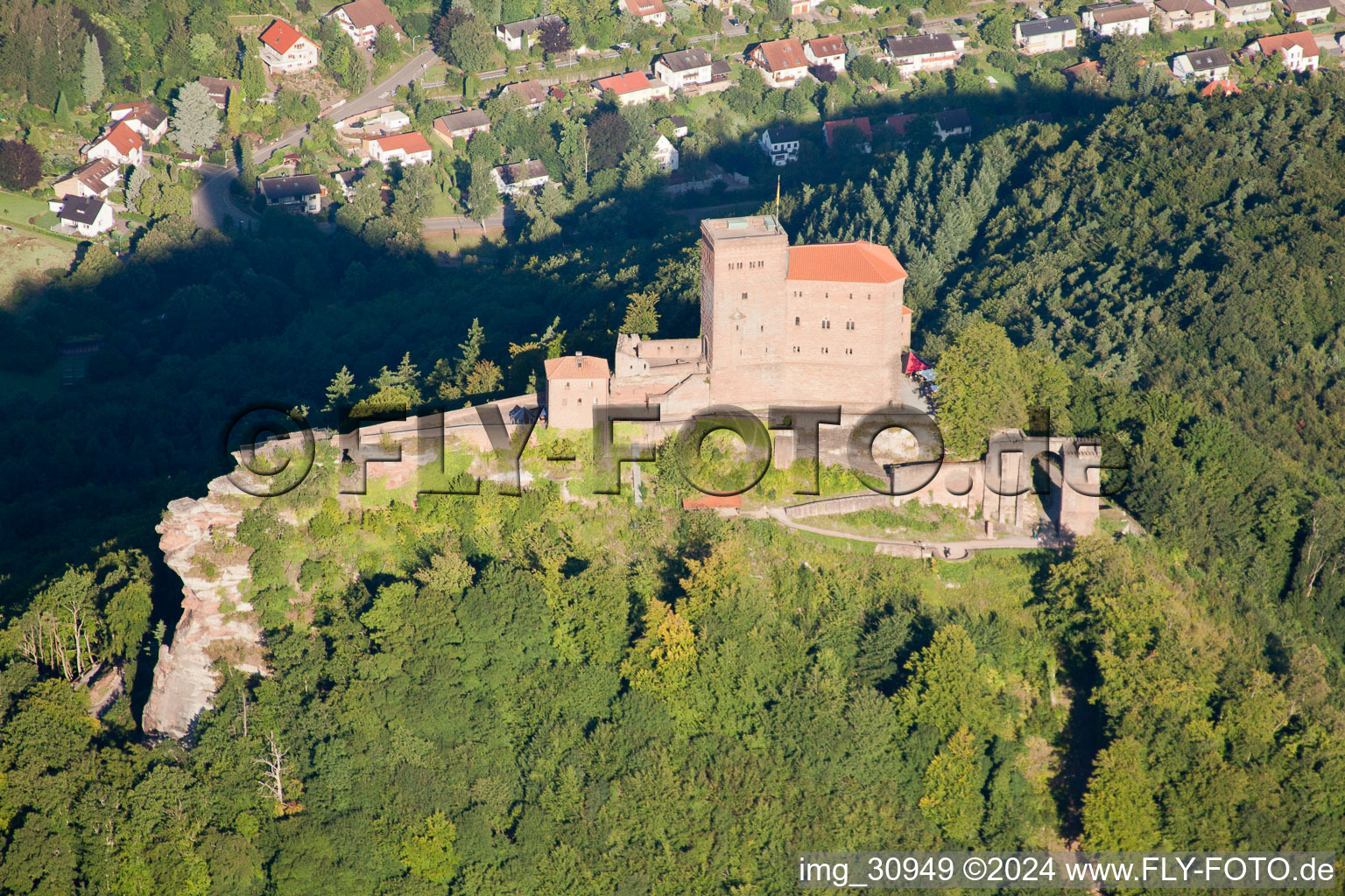 Château de Trifels à Annweiler am Trifels dans le département Rhénanie-Palatinat, Allemagne vue du ciel