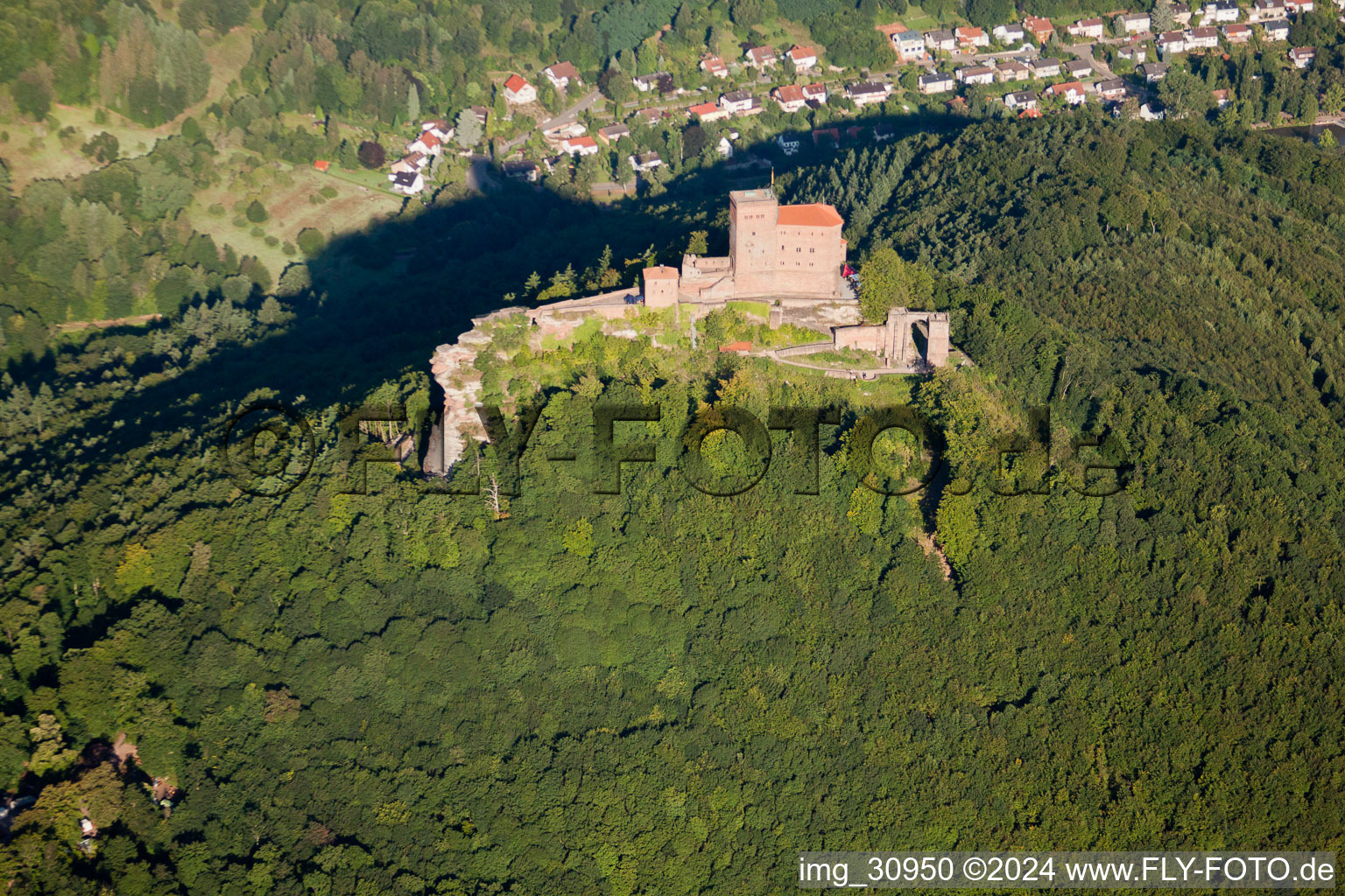 Enregistrement par drone de Château de Trifels à Annweiler am Trifels dans le département Rhénanie-Palatinat, Allemagne