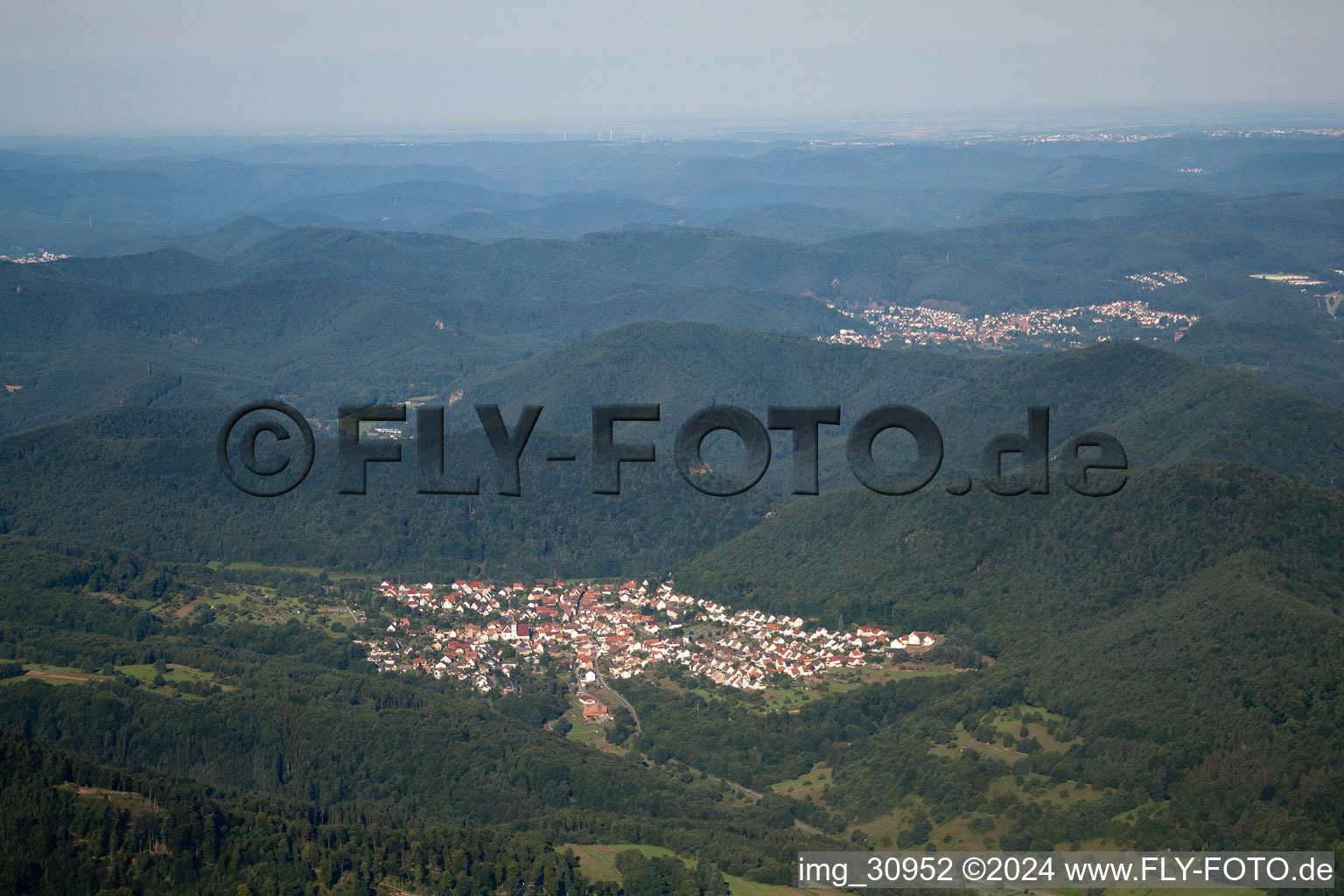 Vue d'oiseau de Wernersberg dans le département Rhénanie-Palatinat, Allemagne