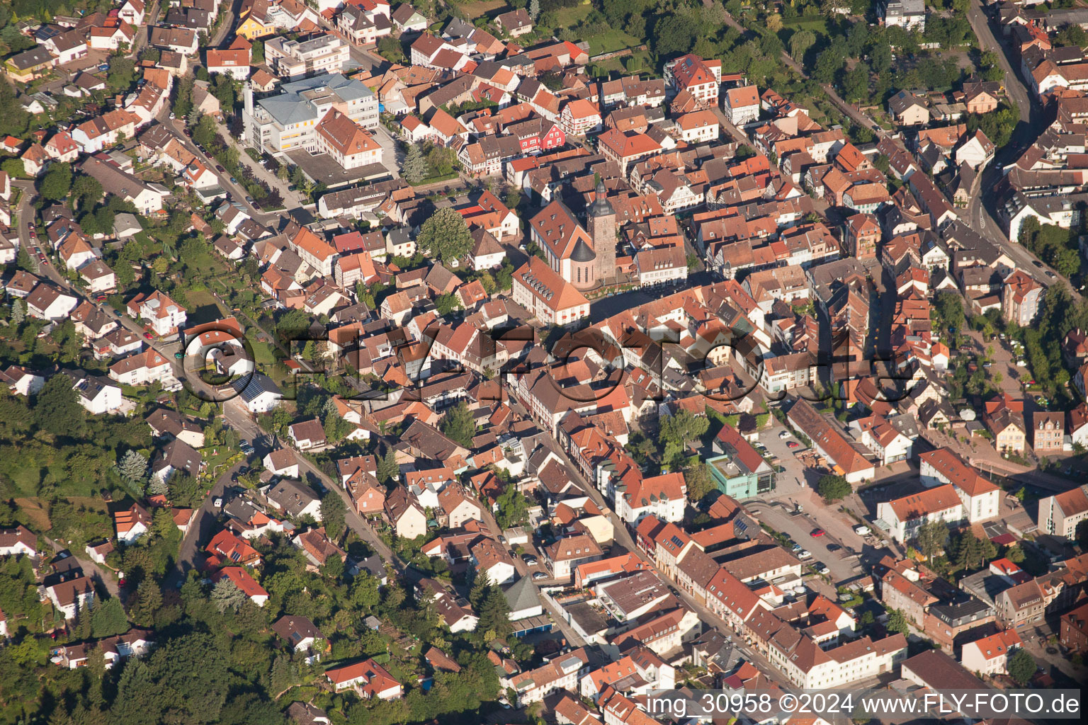 Vue aérienne de Vue des rues et des maisons des quartiers résidentiels à Annweiler am Trifels dans le département Rhénanie-Palatinat, Allemagne