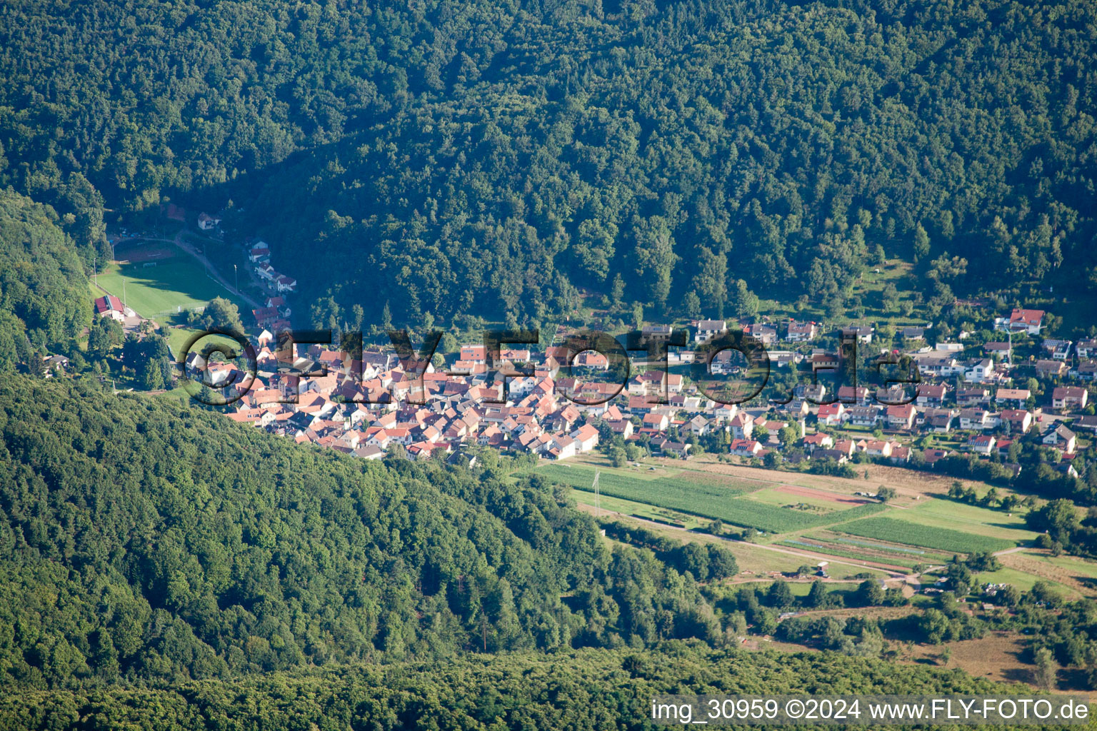 Vue aérienne de Gräfenhausen depuis le sud à Annweiler am Trifels dans le département Rhénanie-Palatinat, Allemagne