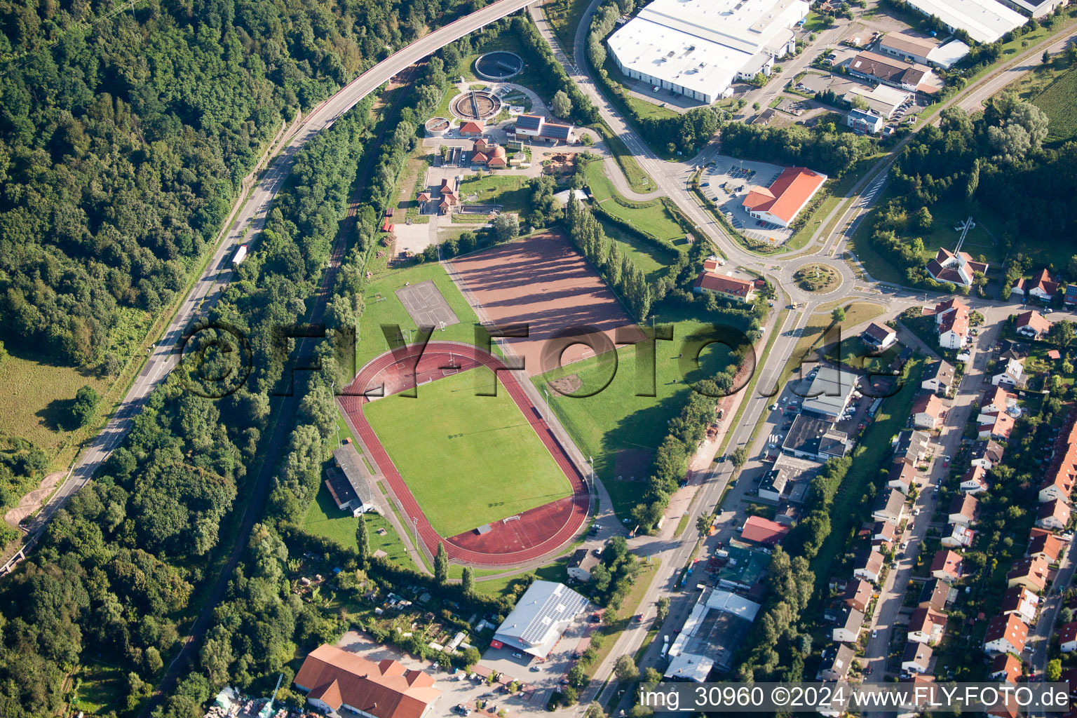 Vue aérienne de Terrain de sport chez Aldi à Annweiler am Trifels dans le département Rhénanie-Palatinat, Allemagne