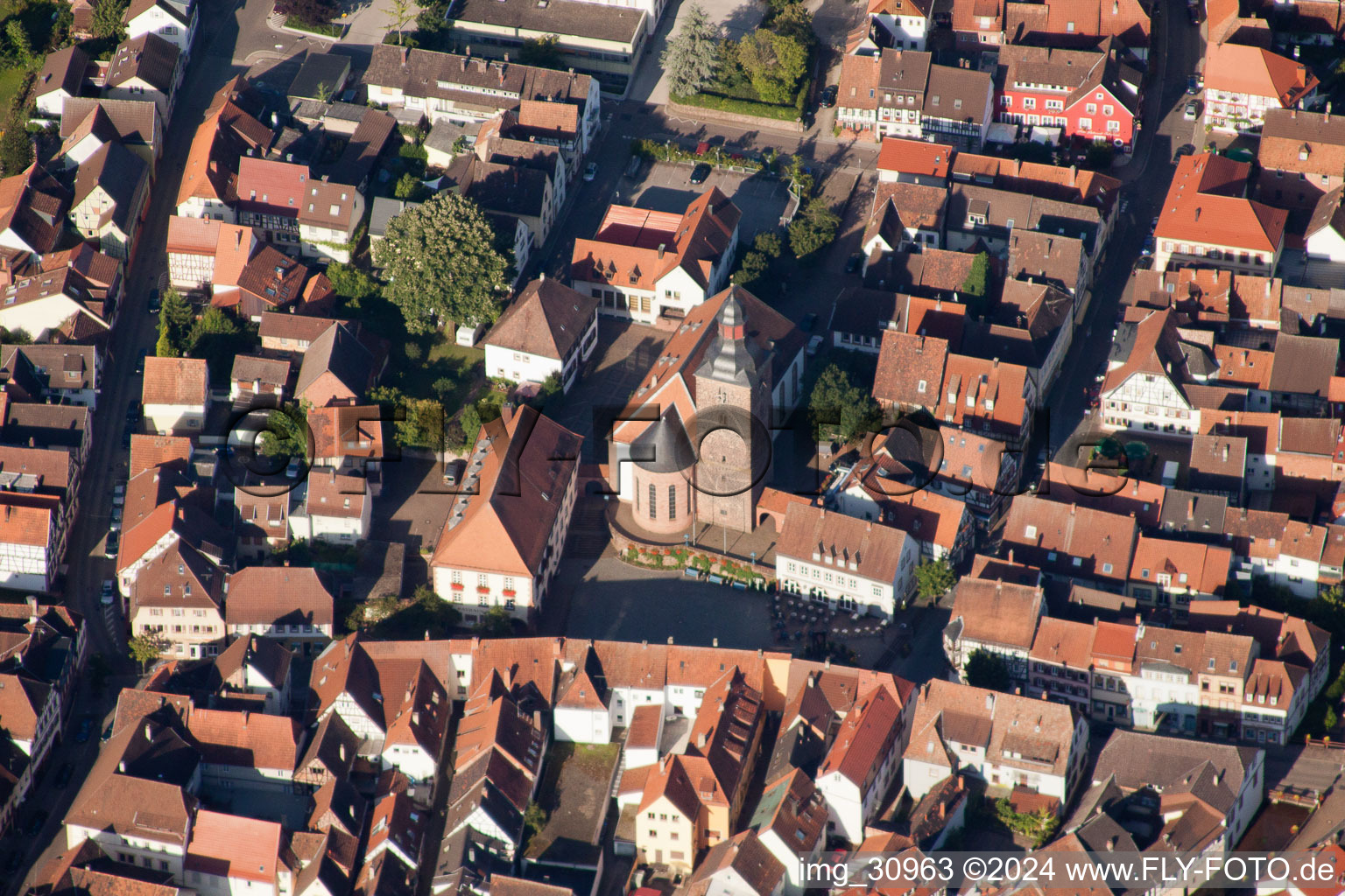 Vue oblique de Vue des rues et des maisons des quartiers résidentiels à Annweiler am Trifels dans le département Rhénanie-Palatinat, Allemagne