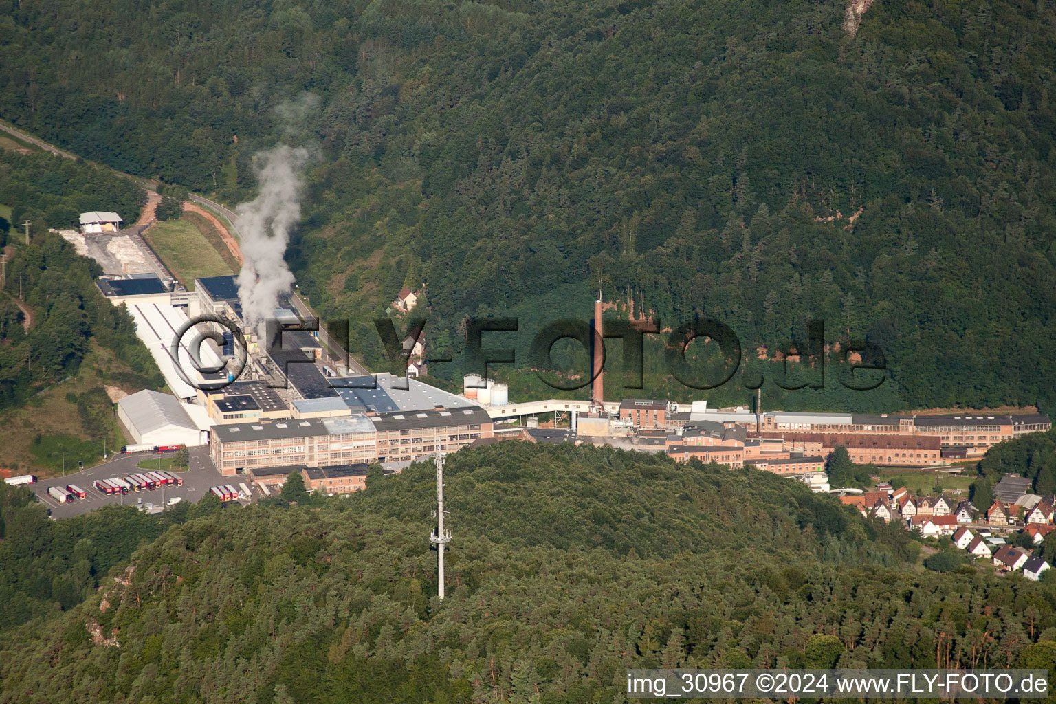 Vue aérienne de Usine de carton Buchmann GmbH à le quartier Sarnstall in Annweiler am Trifels dans le département Rhénanie-Palatinat, Allemagne