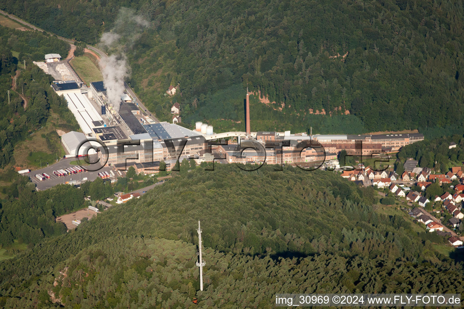 Vue aérienne de Usine de carton Buchmann GmbH à le quartier Sarnstall in Annweiler am Trifels dans le département Rhénanie-Palatinat, Allemagne