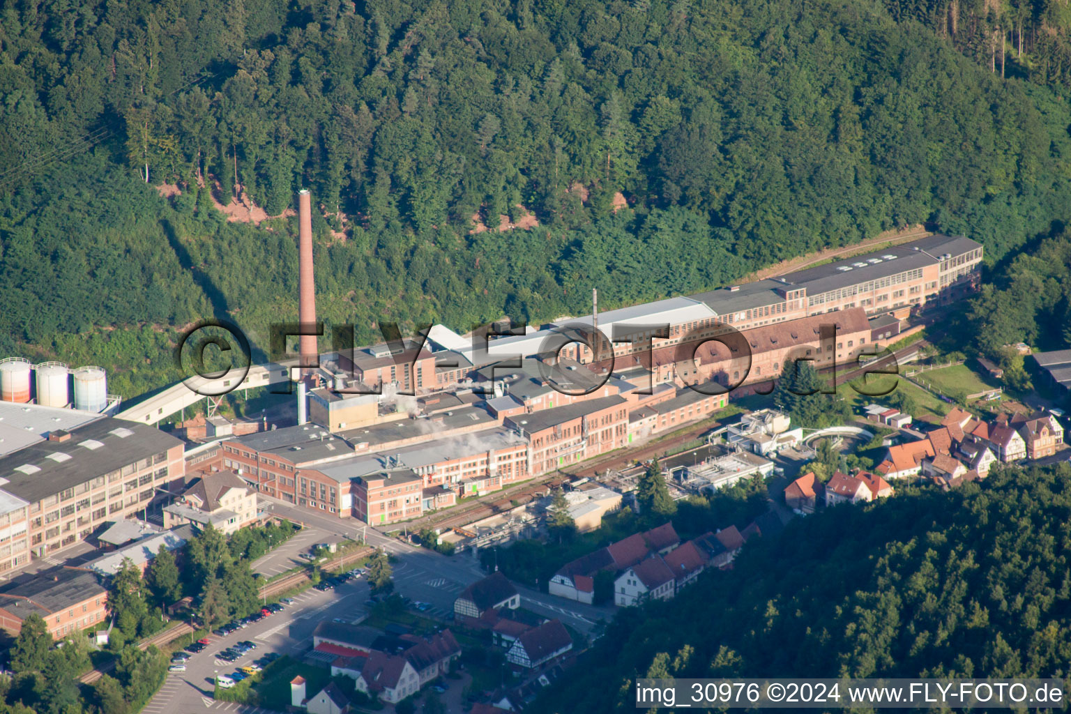 Usine de carton Buchmann GmbH à le quartier Sarnstall in Annweiler am Trifels dans le département Rhénanie-Palatinat, Allemagne hors des airs