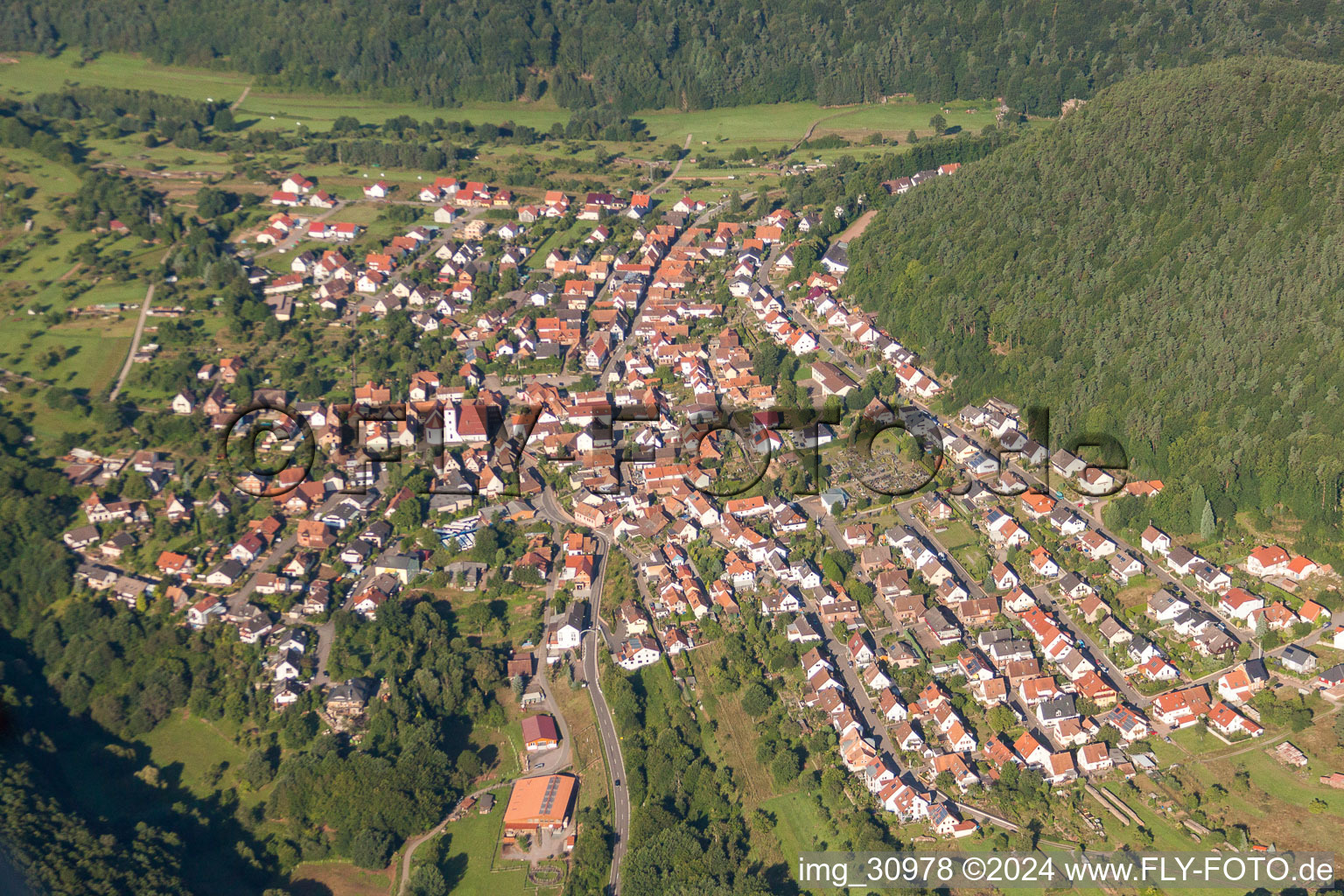 Vue aérienne de Vue sur le village à Wernersberg dans le département Rhénanie-Palatinat, Allemagne