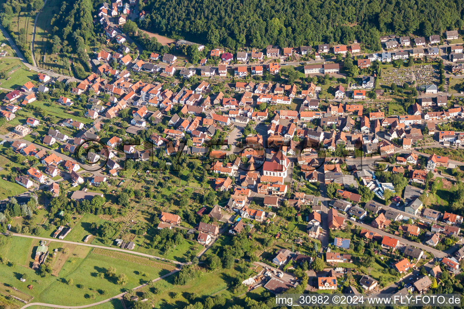 Vue aérienne de Vue sur le village à Wernersberg dans le département Rhénanie-Palatinat, Allemagne