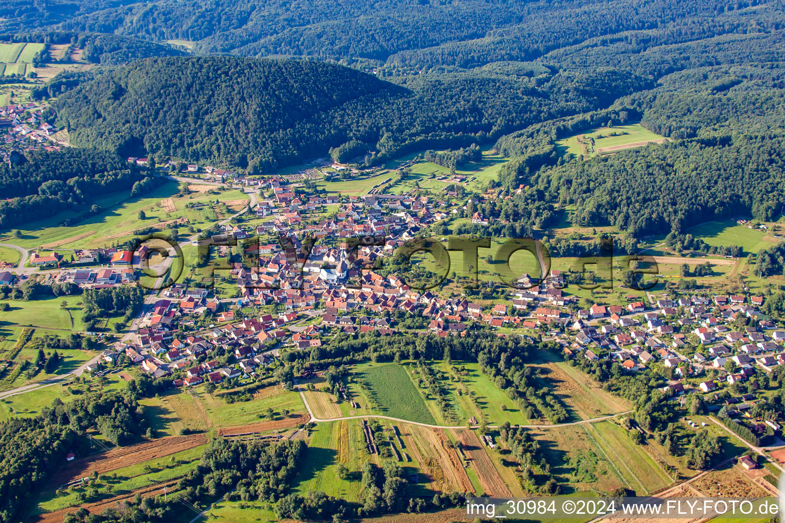 Vue aérienne de Pierre de Gosserweiler à le quartier Gossersweiler in Gossersweiler-Stein dans le département Rhénanie-Palatinat, Allemagne