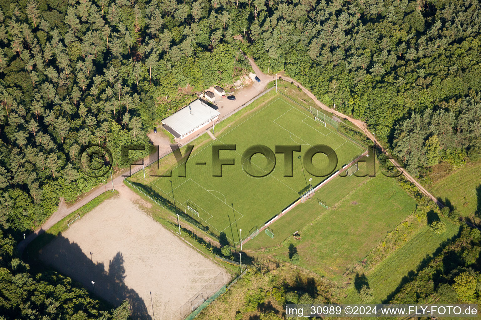 Vue aérienne de Terrain de sport SV à le quartier Gossersweiler in Gossersweiler-Stein dans le département Rhénanie-Palatinat, Allemagne