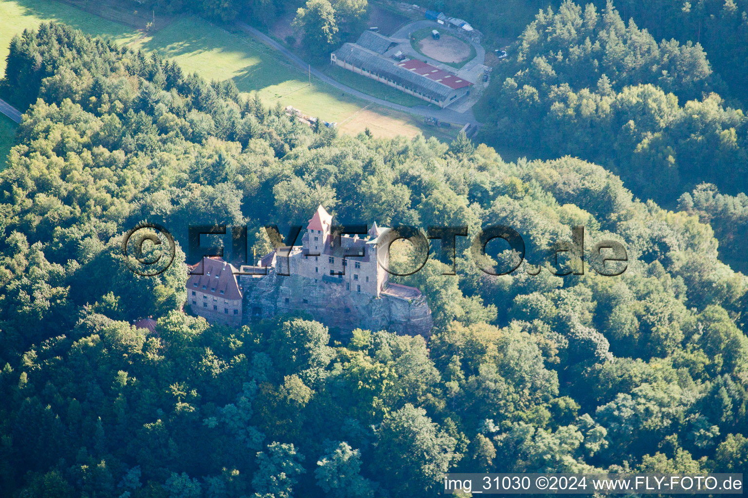 Vue oblique de Château de Berwartstein à Erlenbach bei Dahn dans le département Rhénanie-Palatinat, Allemagne