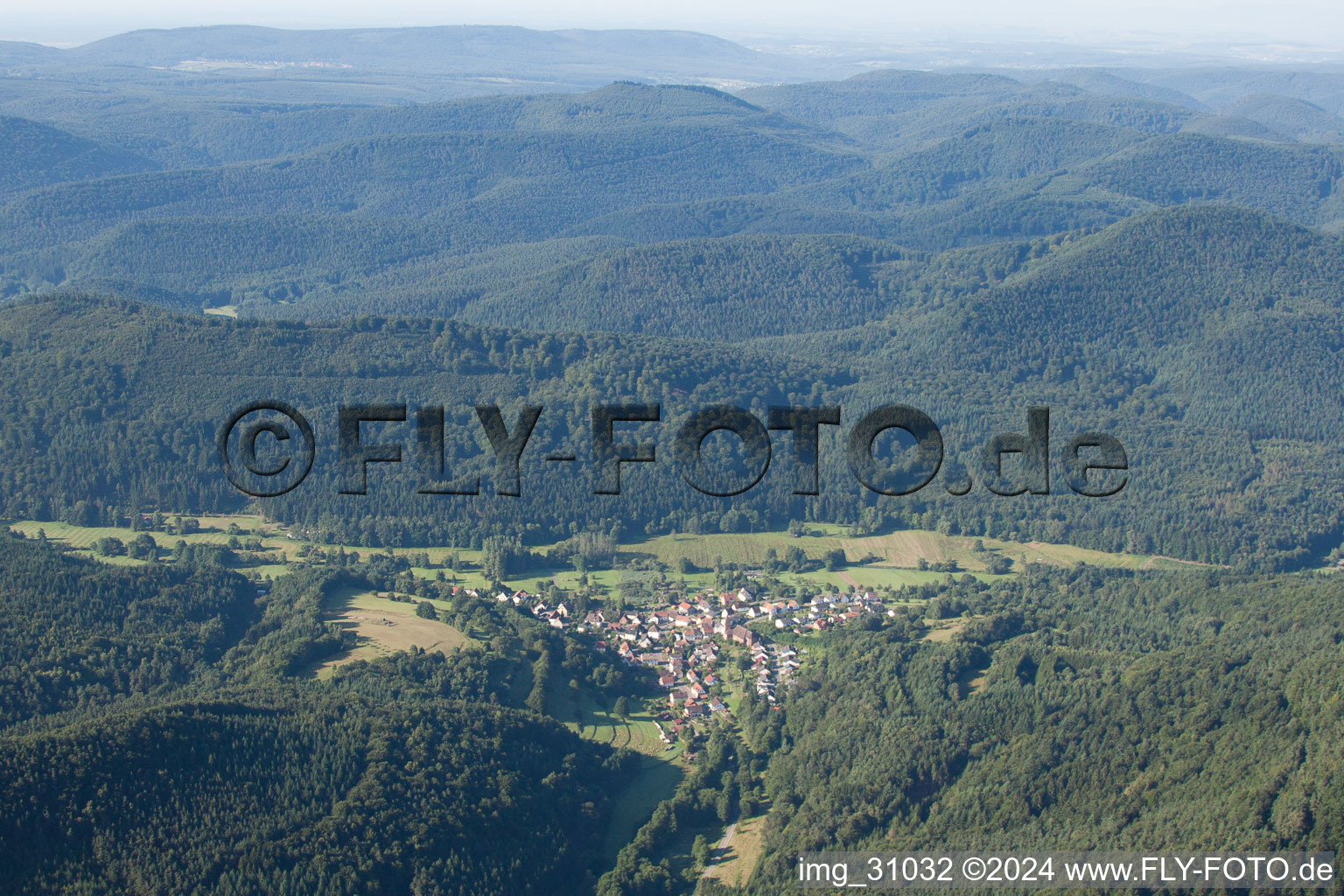 Vue aérienne de Du nord à Niederschlettenbach dans le département Rhénanie-Palatinat, Allemagne