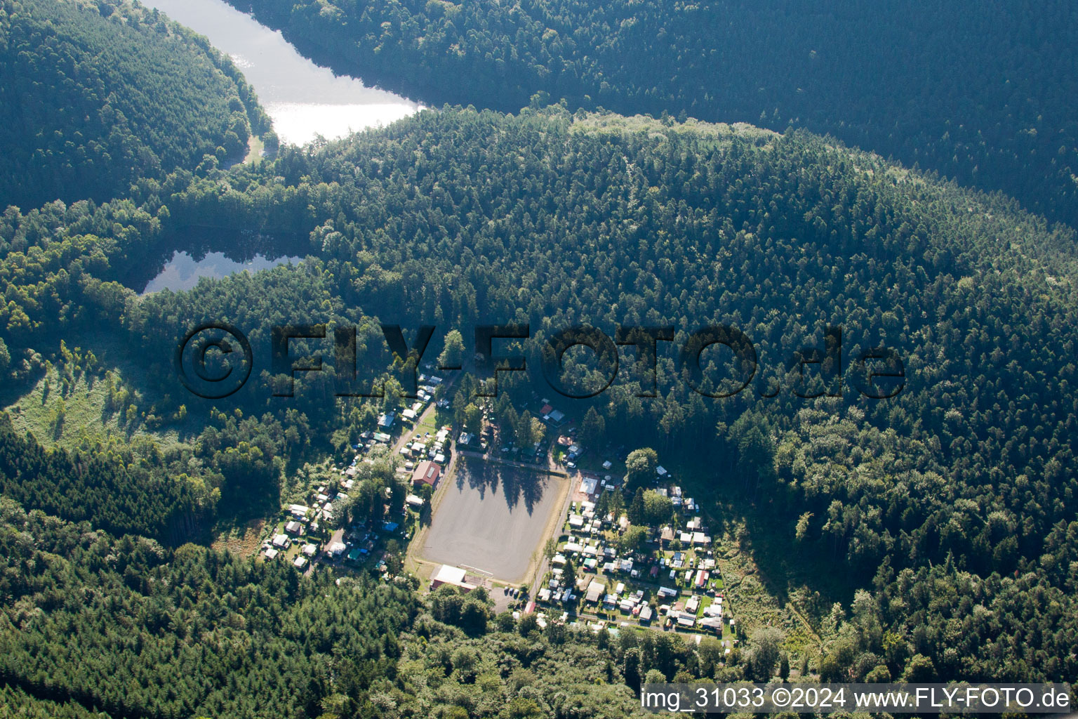 Vue aérienne de Camping nature « Am Berwartstein » au Seehofweiher à Erlenbach bei Dahn dans le département Rhénanie-Palatinat, Allemagne