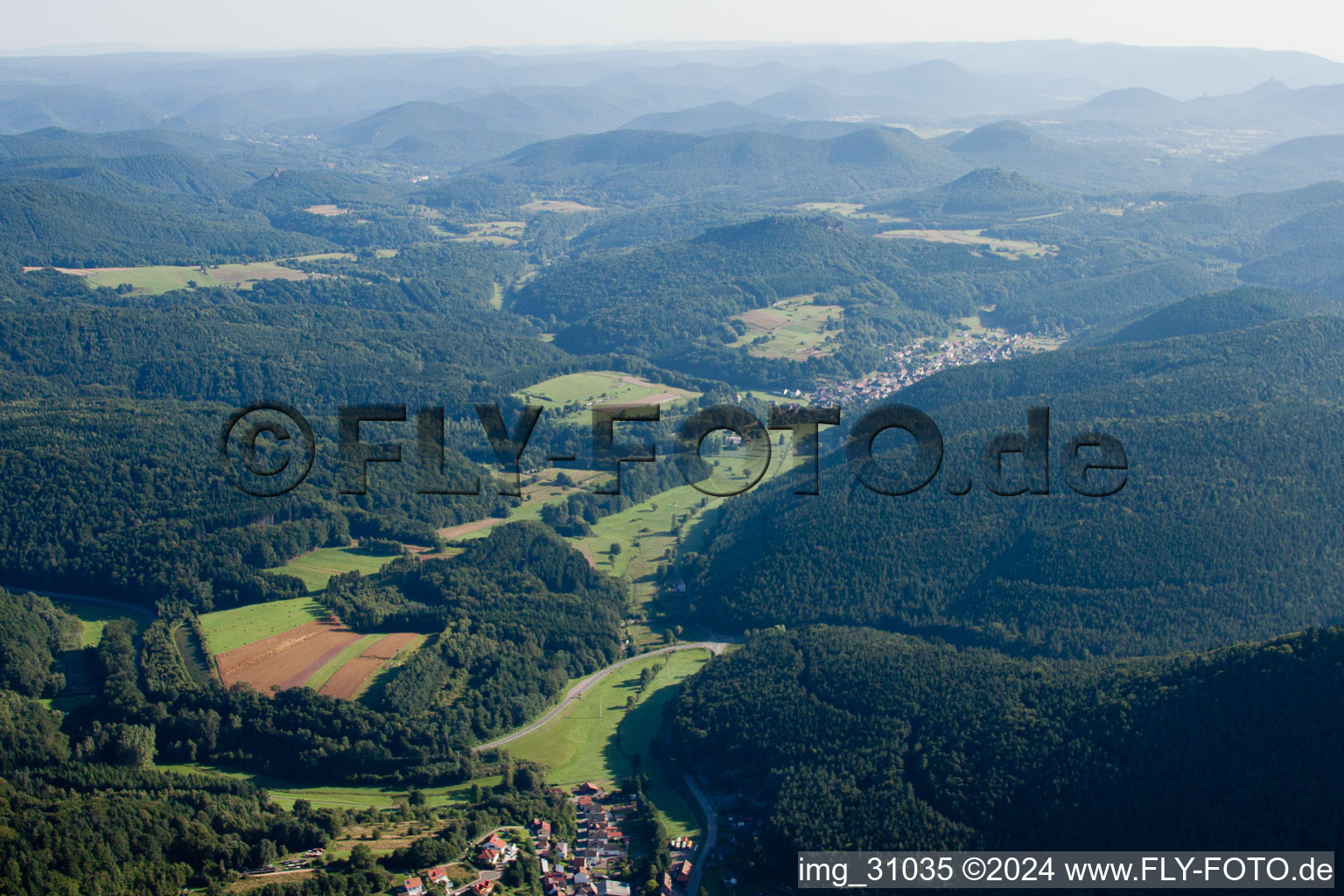 Vue aérienne de Du sud à Vorderweidenthal dans le département Rhénanie-Palatinat, Allemagne