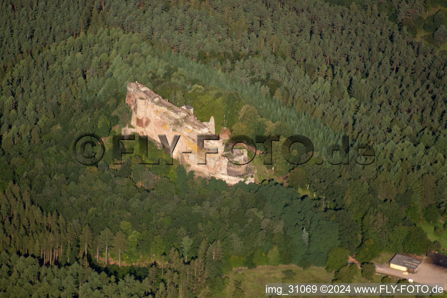 Vue aérienne de Château de Fleckenstein à Lembach dans le département Bas Rhin, France