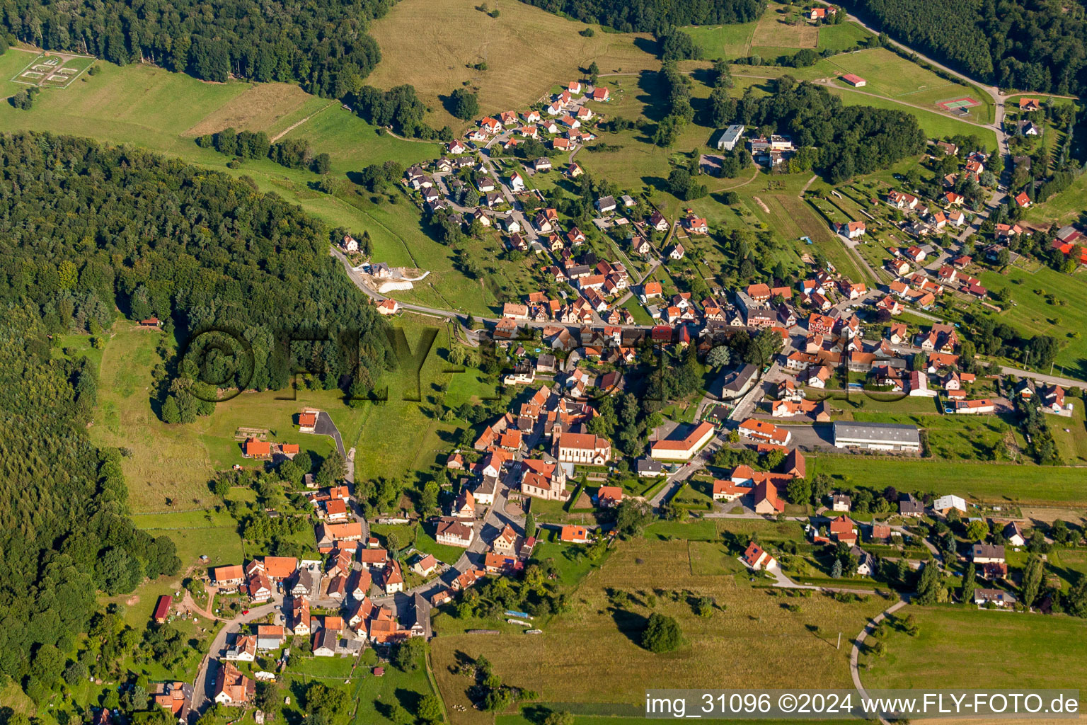 Vue aérienne de Champs agricoles et surfaces utilisables à Climbach dans le département Bas Rhin, France