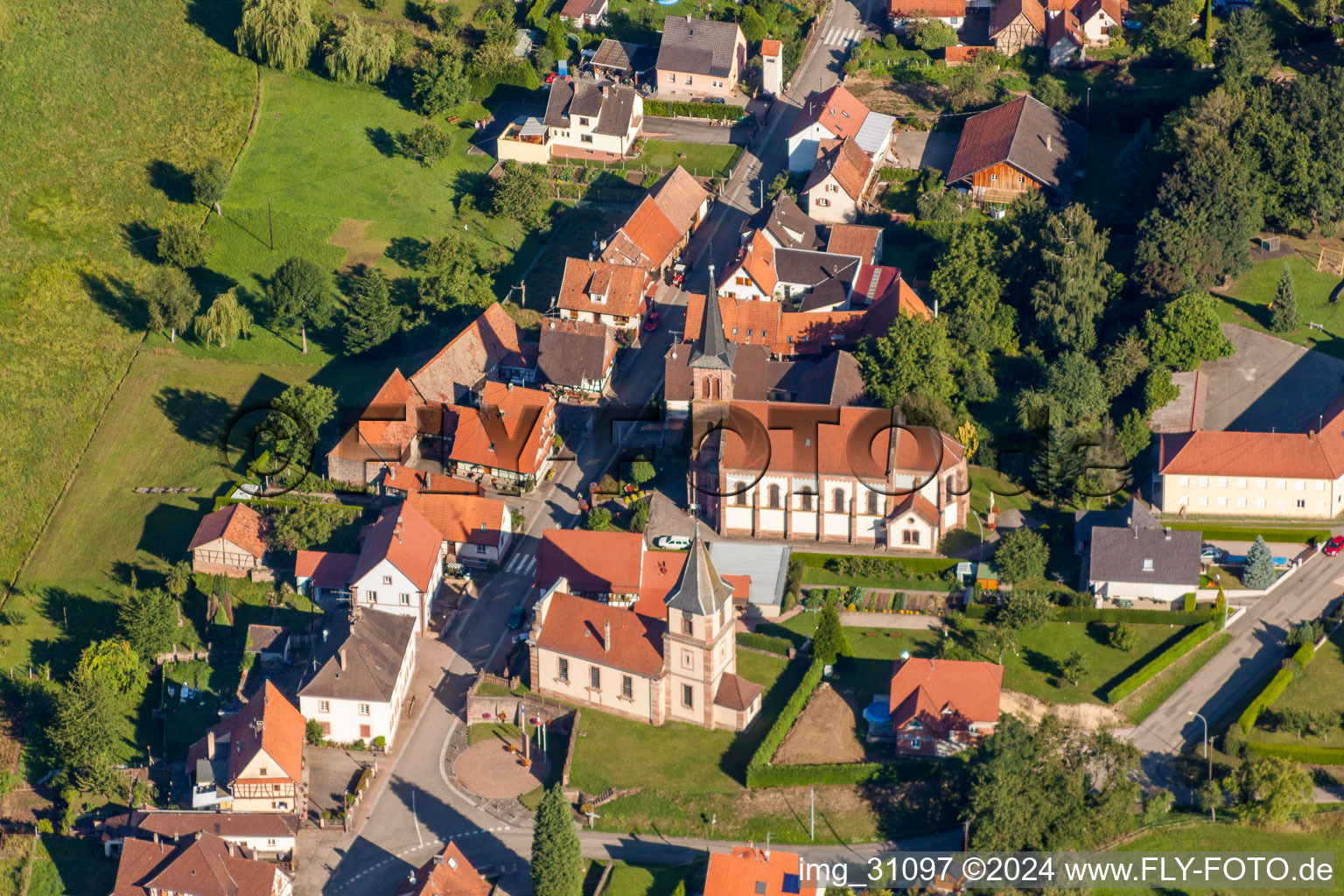 Vue aérienne de Deux bâtiments religieux au centre du village à Climbach dans le département Bas Rhin, France