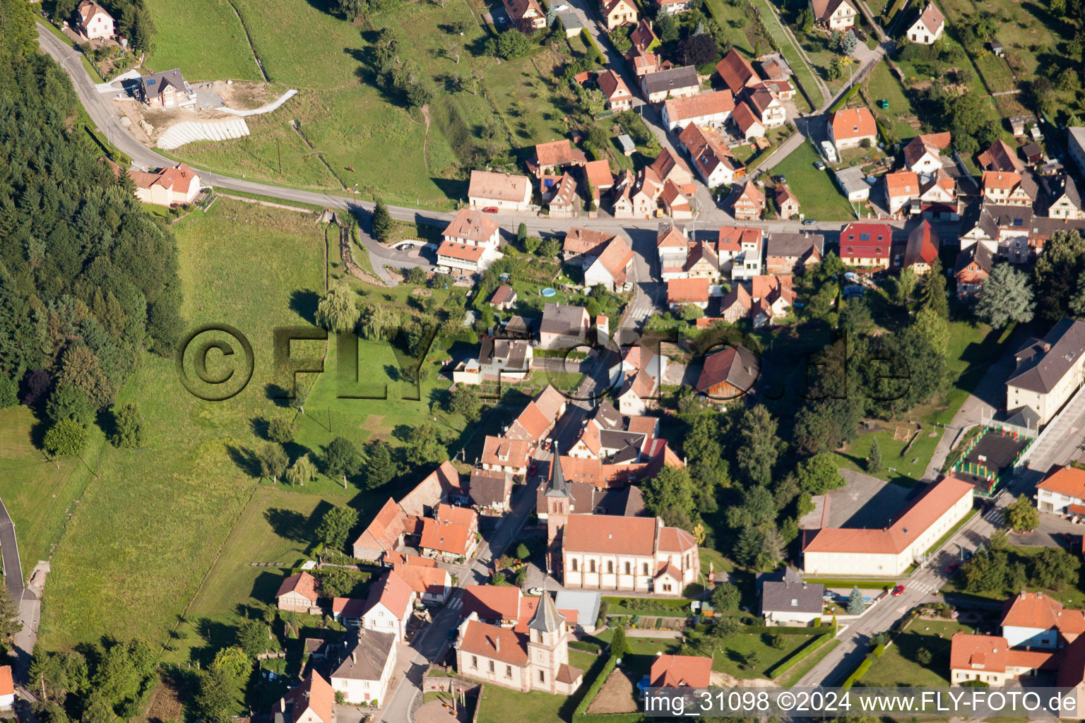 Vue aérienne de Deux bâtiments religieux au centre du village à Climbach dans le département Bas Rhin, France