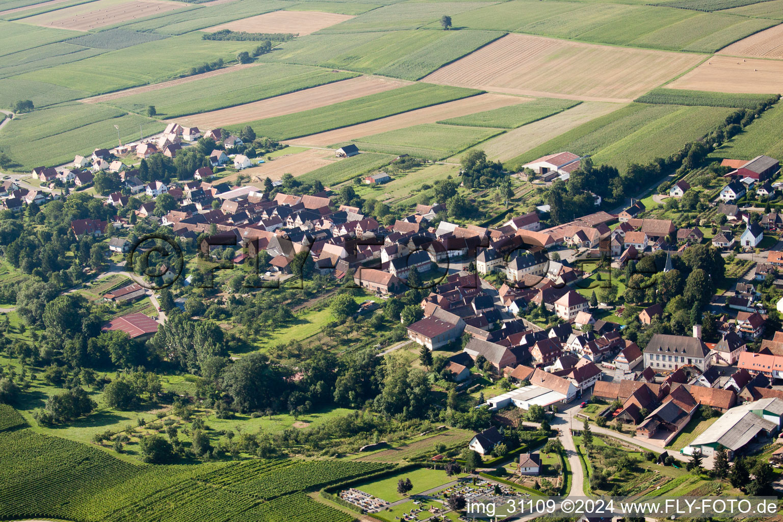 Oberhoffen-lès-Wissembourg dans le département Bas Rhin, France du point de vue du drone