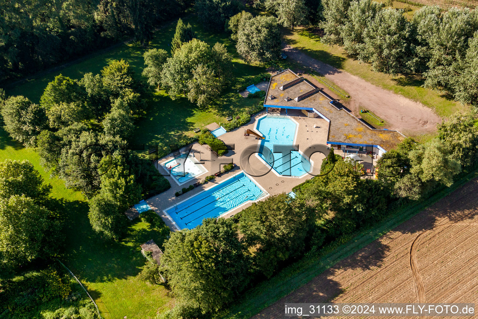 Vue aérienne de Piscine de la piscine extérieure Waldfreibad à Steinfeld dans le département Rhénanie-Palatinat, Allemagne