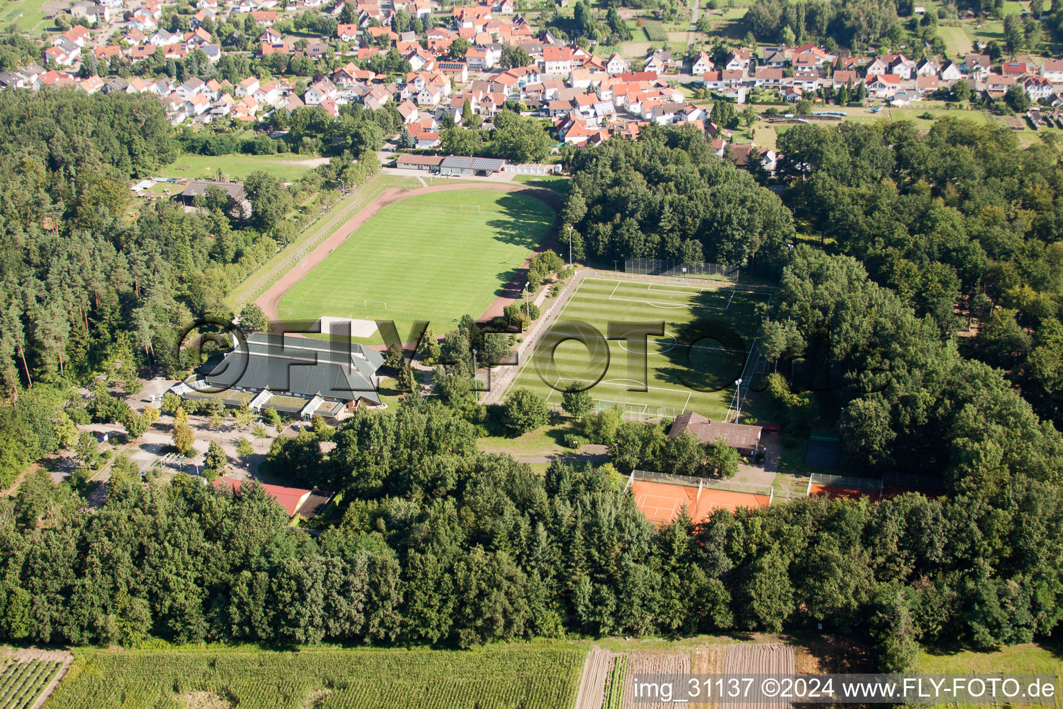 Vue oblique de TUS 08 nouveau terrain en gazon artificiel à le quartier Schaidt in Wörth am Rhein dans le département Rhénanie-Palatinat, Allemagne