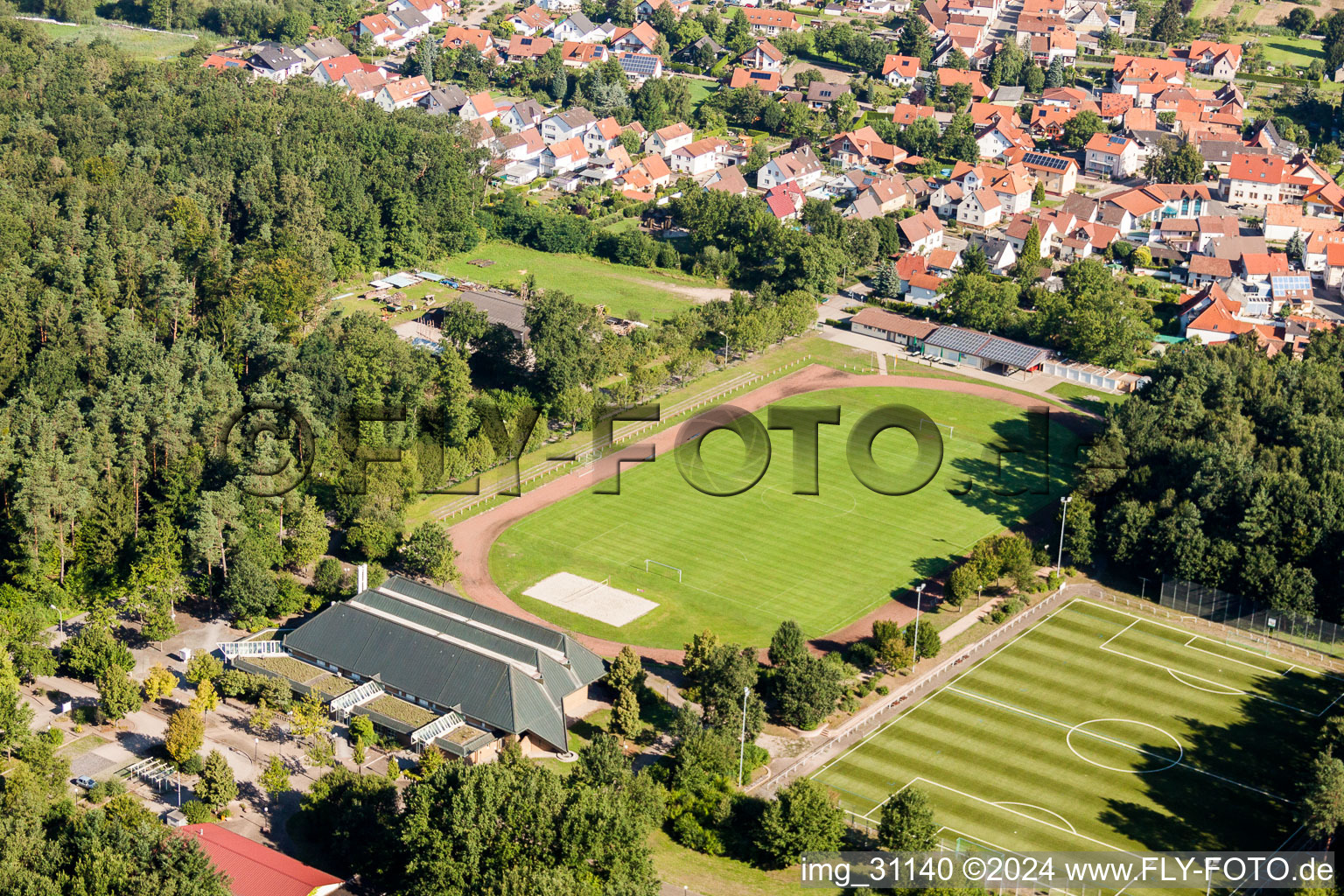 Vue aérienne de Terrain de sport - terrain de football TUS 08 Schaidt à le quartier Schaidt in Wörth am Rhein dans le département Rhénanie-Palatinat, Allemagne