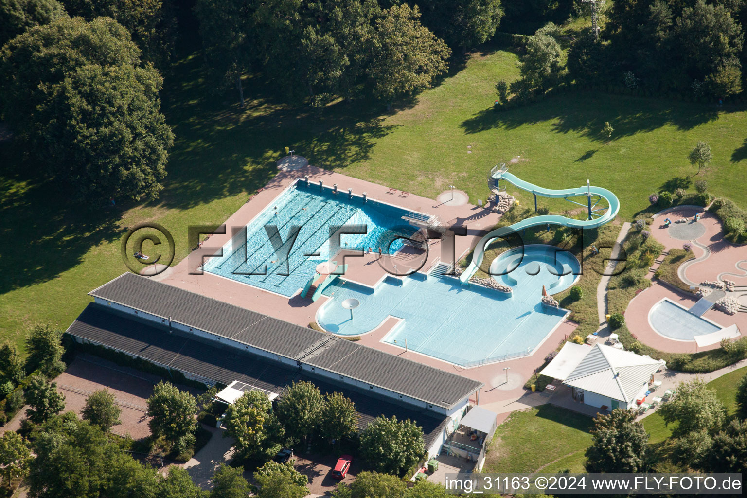 Piscine forestière à Kandel dans le département Rhénanie-Palatinat, Allemagne d'en haut