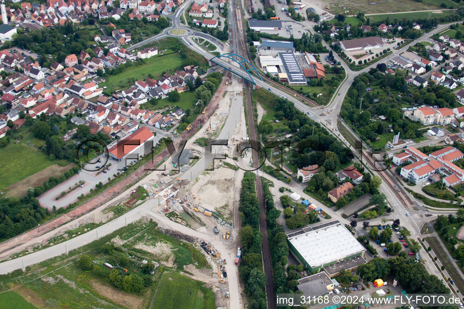 Vue aérienne de Nouvelle construction du passage souterrain ferroviaire Ottstr à Wörth am Rhein dans le département Rhénanie-Palatinat, Allemagne