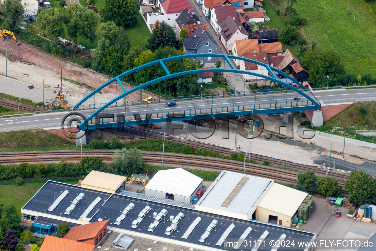 Vue aérienne de Nouvelle construction du pont ferroviaire pour le passage de la Hans-Martin-Schleyer-Straße au-dessus des voies ferrées à Wörth am Rhein dans le département Rhénanie-Palatinat, Allemagne