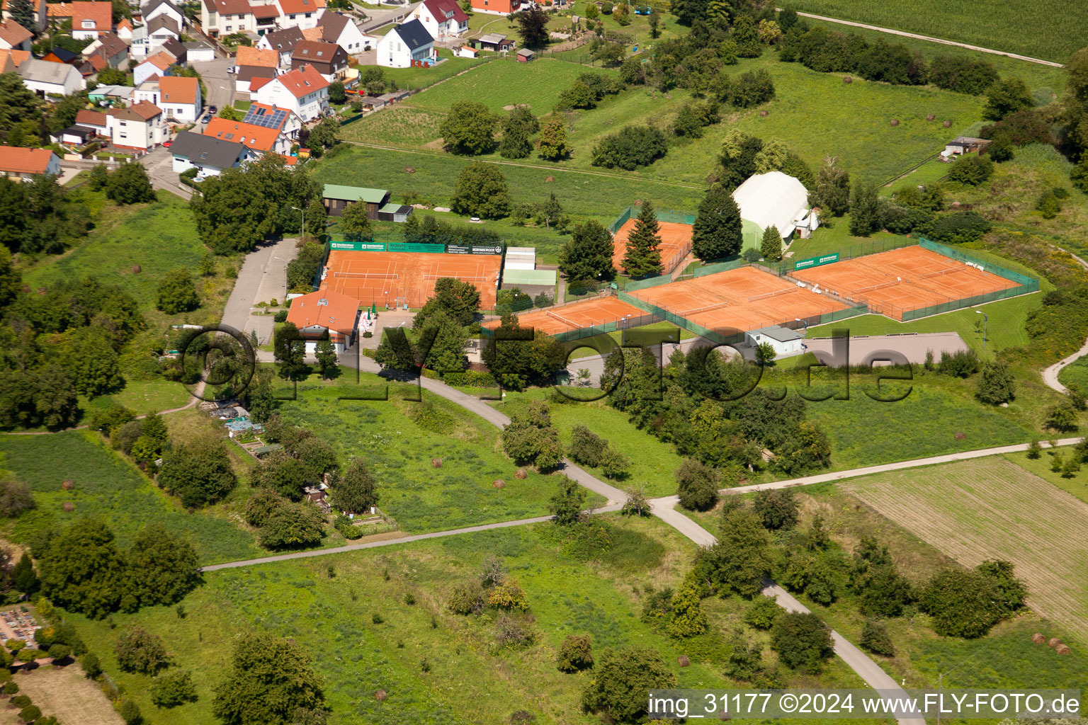 Vue aérienne de Club de tennis à le quartier Maximiliansau in Wörth am Rhein dans le département Rhénanie-Palatinat, Allemagne