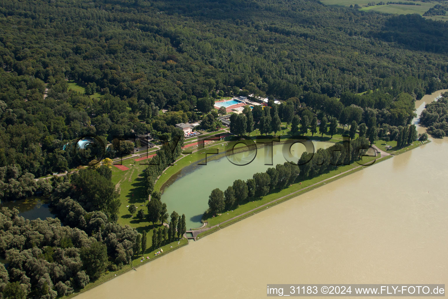 Vue aérienne de Piscine du Rhin à le quartier Daxlanden in Karlsruhe dans le département Bade-Wurtemberg, Allemagne