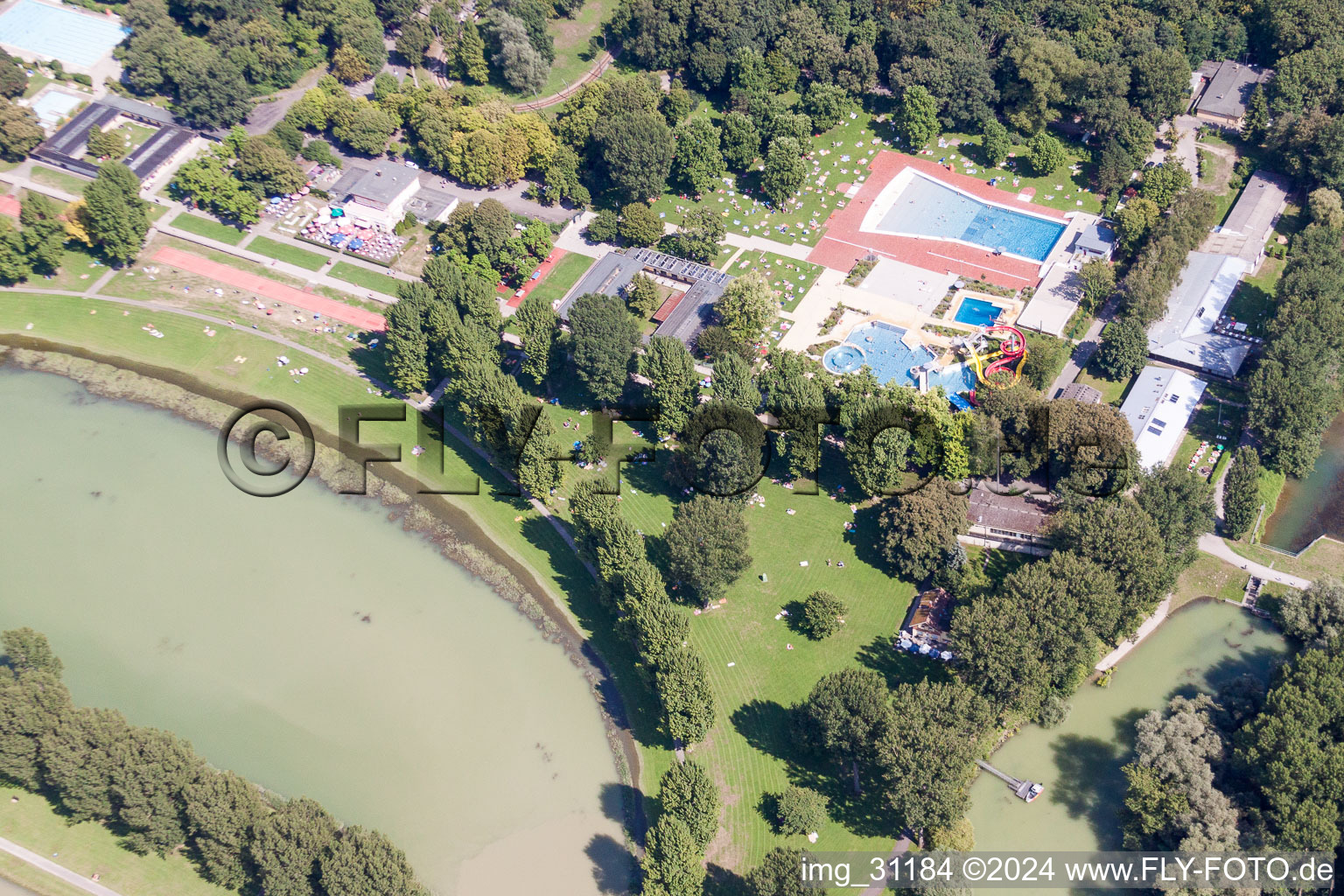 Vue aérienne de Baigneurs sur les pelouses de la piscine de la piscine extérieure Rheinstrandbad Rappenwört sur le Rhin à le quartier Daxlanden in Karlsruhe dans le département Bade-Wurtemberg, Allemagne