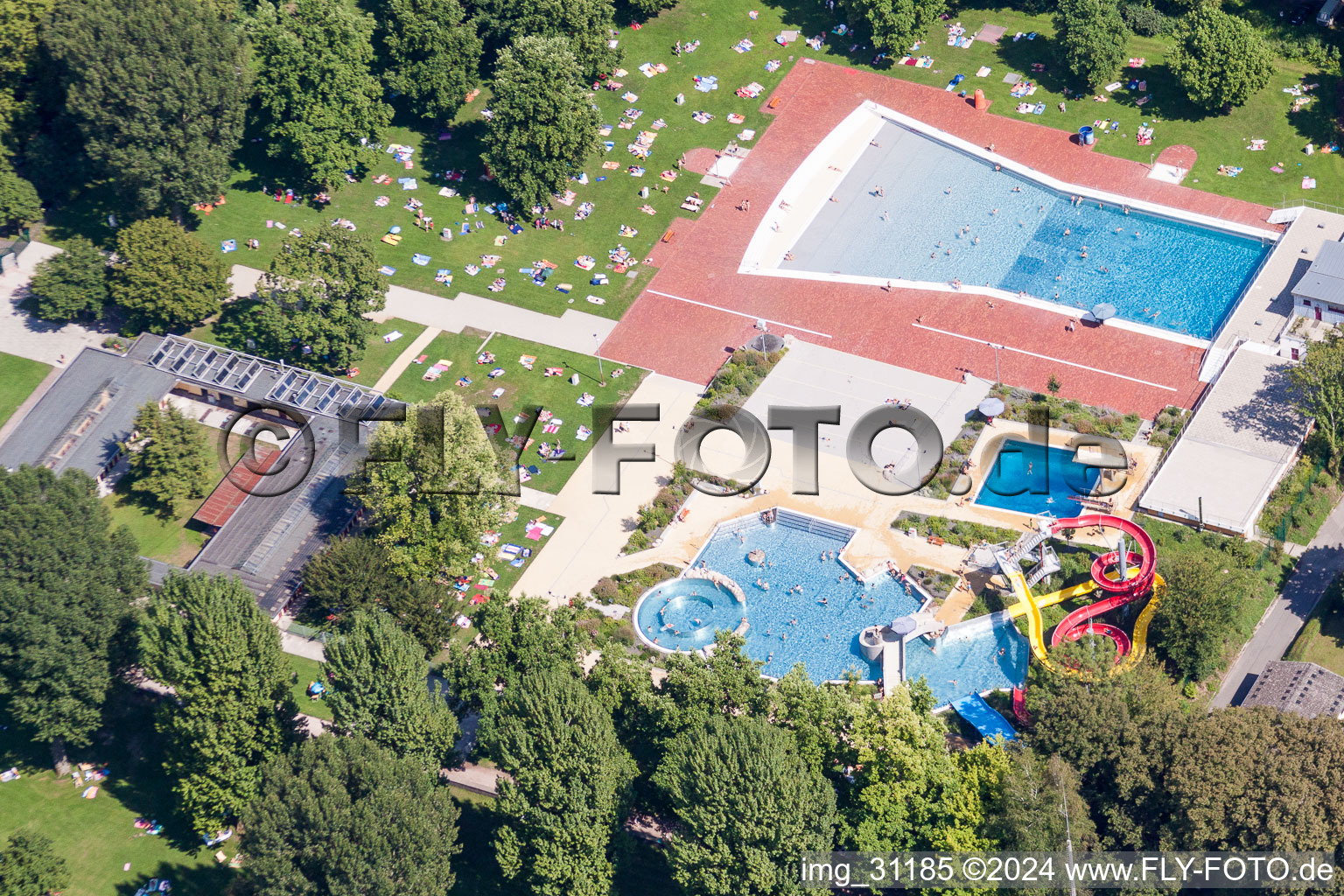 Vue aérienne de Baigneurs sur les pelouses de la piscine de la piscine extérieure Rheinstrandbad Rappenwört sur le Rhin à le quartier Daxlanden in Karlsruhe dans le département Bade-Wurtemberg, Allemagne