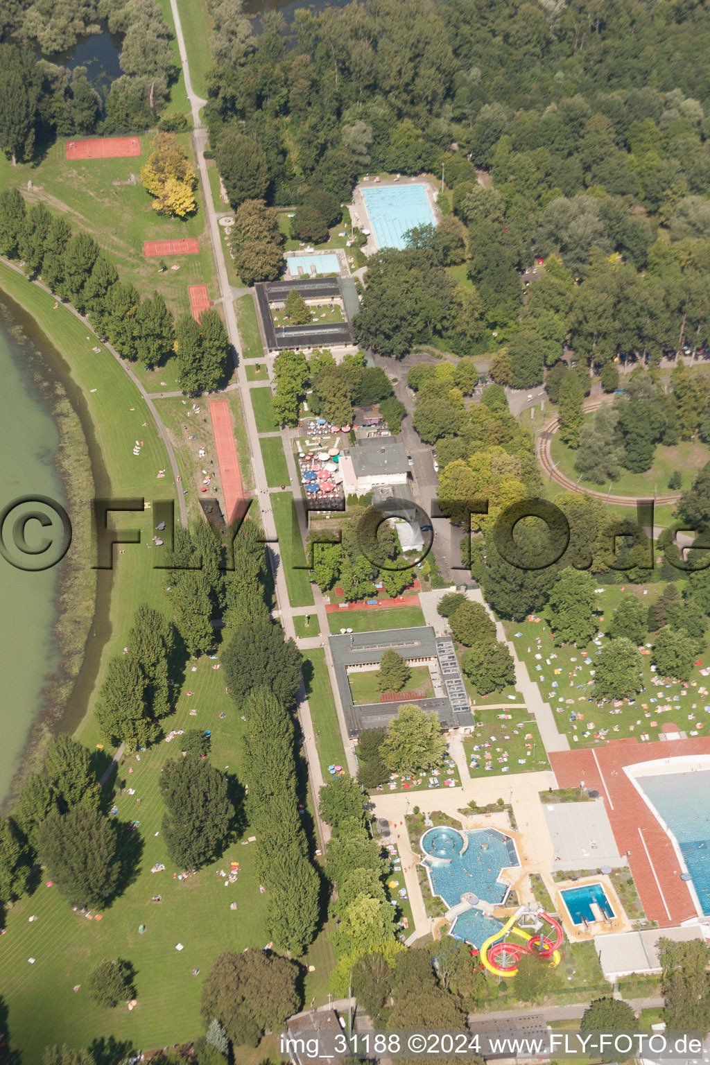 Photographie aérienne de Baigneurs sur les pelouses de la piscine de la piscine extérieure Rheinstrandbad Rappenwört sur le Rhin à le quartier Daxlanden in Karlsruhe dans le département Bade-Wurtemberg, Allemagne