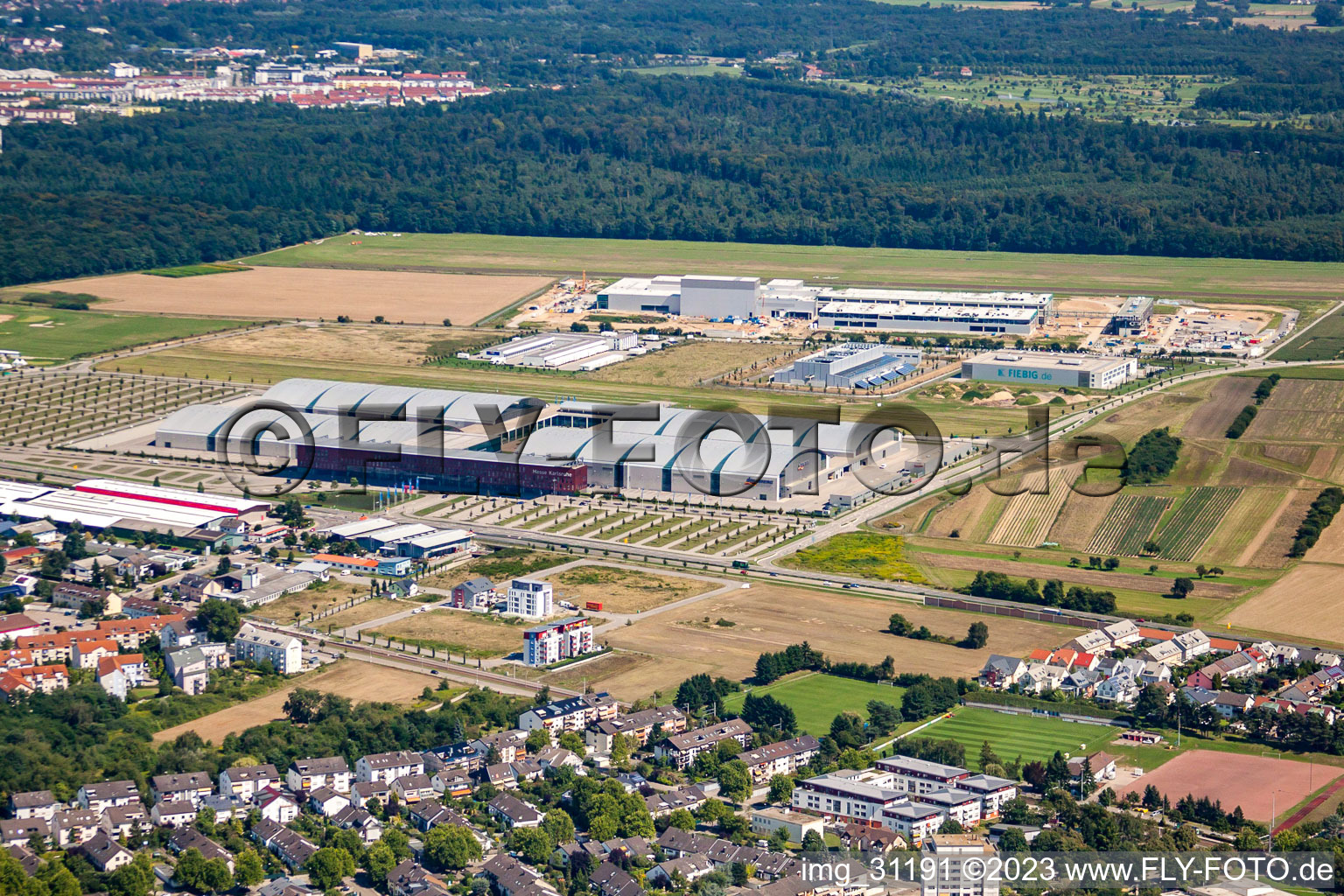 Vue aérienne de Prière commerciale Nouvelle Messe à le quartier Forchheim in Rheinstetten dans le département Bade-Wurtemberg, Allemagne