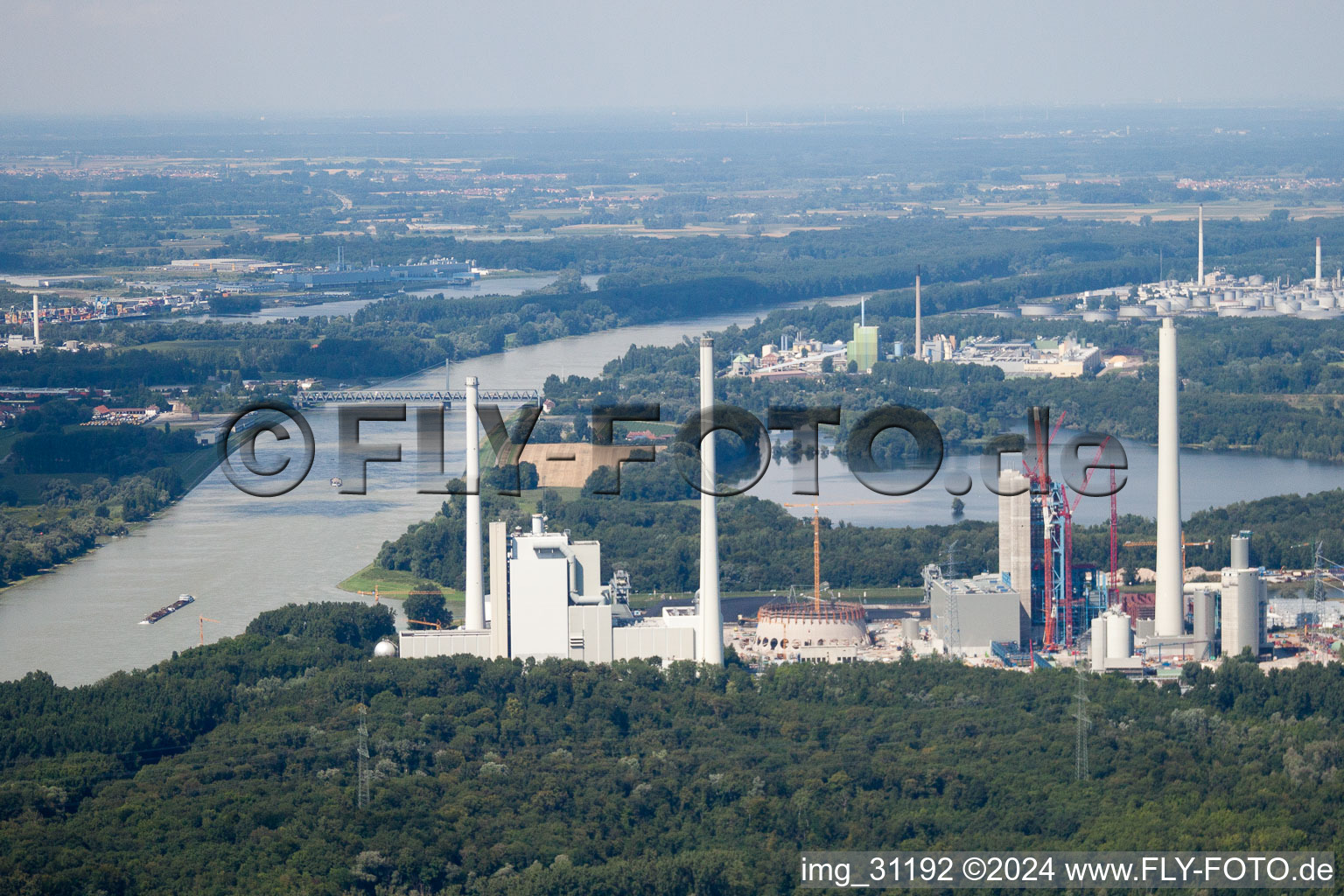 Vue aérienne de Nouveau bâtiment ENBW à le quartier Rheinhafen in Karlsruhe dans le département Bade-Wurtemberg, Allemagne