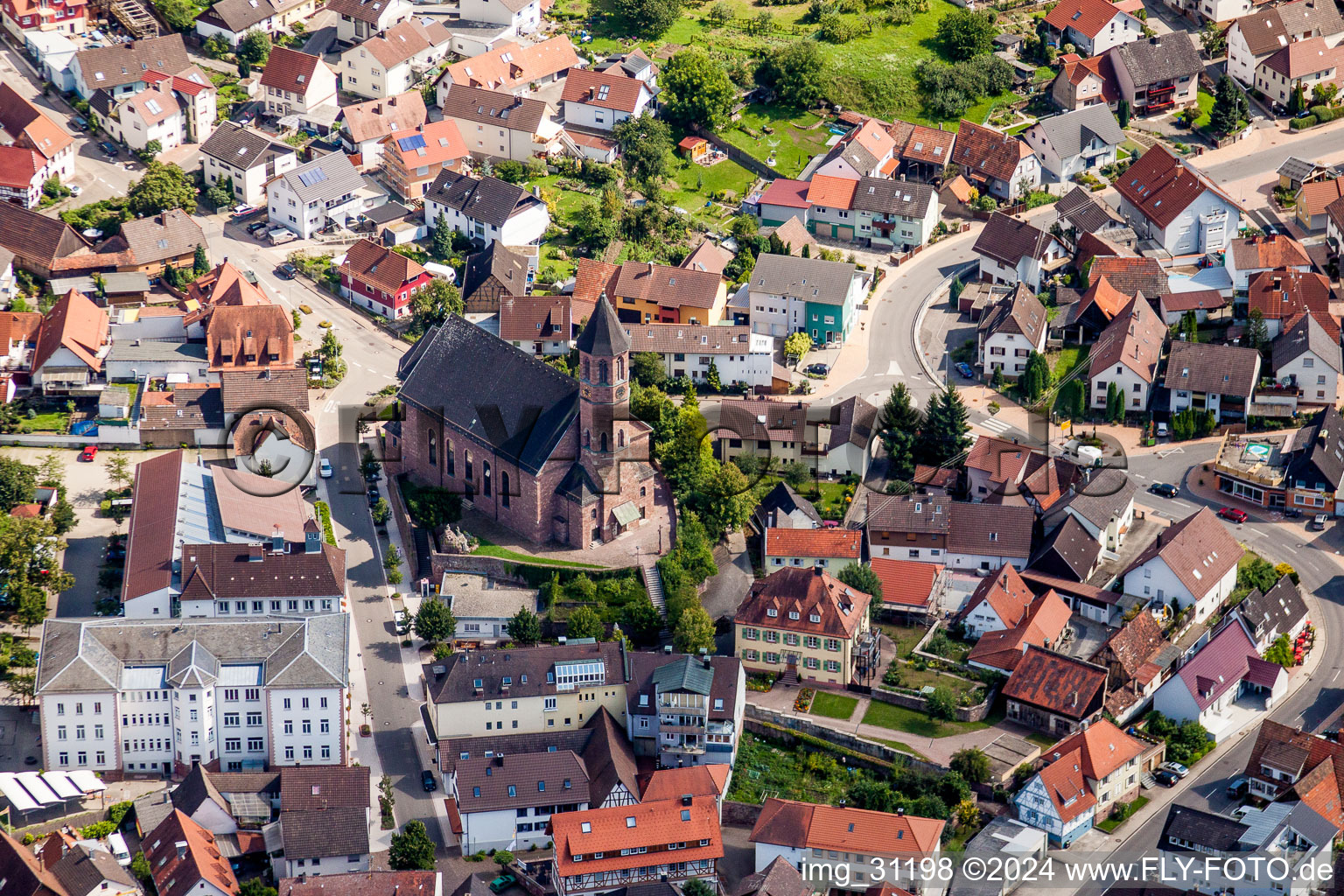 Vue aérienne de Bâtiment de l'église Saint-Cyriak dans le vieux centre-ville du centre-ville à Malsch dans le département Bade-Wurtemberg, Allemagne