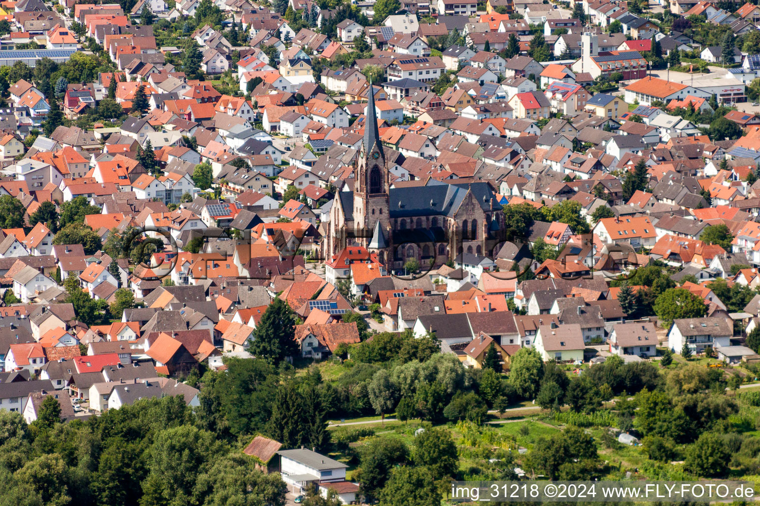 Vue aérienne de Marie Reine des Anges dans le centre historique du centre-ville à Muggensturm dans le département Bade-Wurtemberg, Allemagne