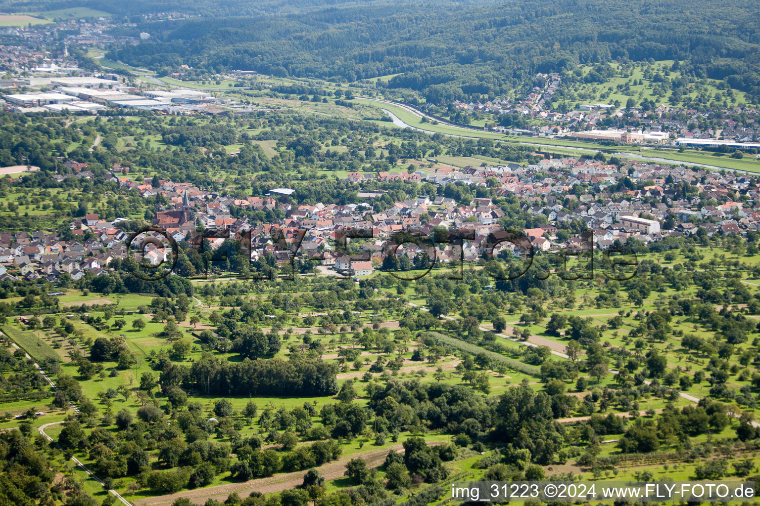 Vue aérienne de Vue des rues et des maisons des quartiers résidentiels à le quartier Oberndorf in Kuppenheim dans le département Bade-Wurtemberg, Allemagne