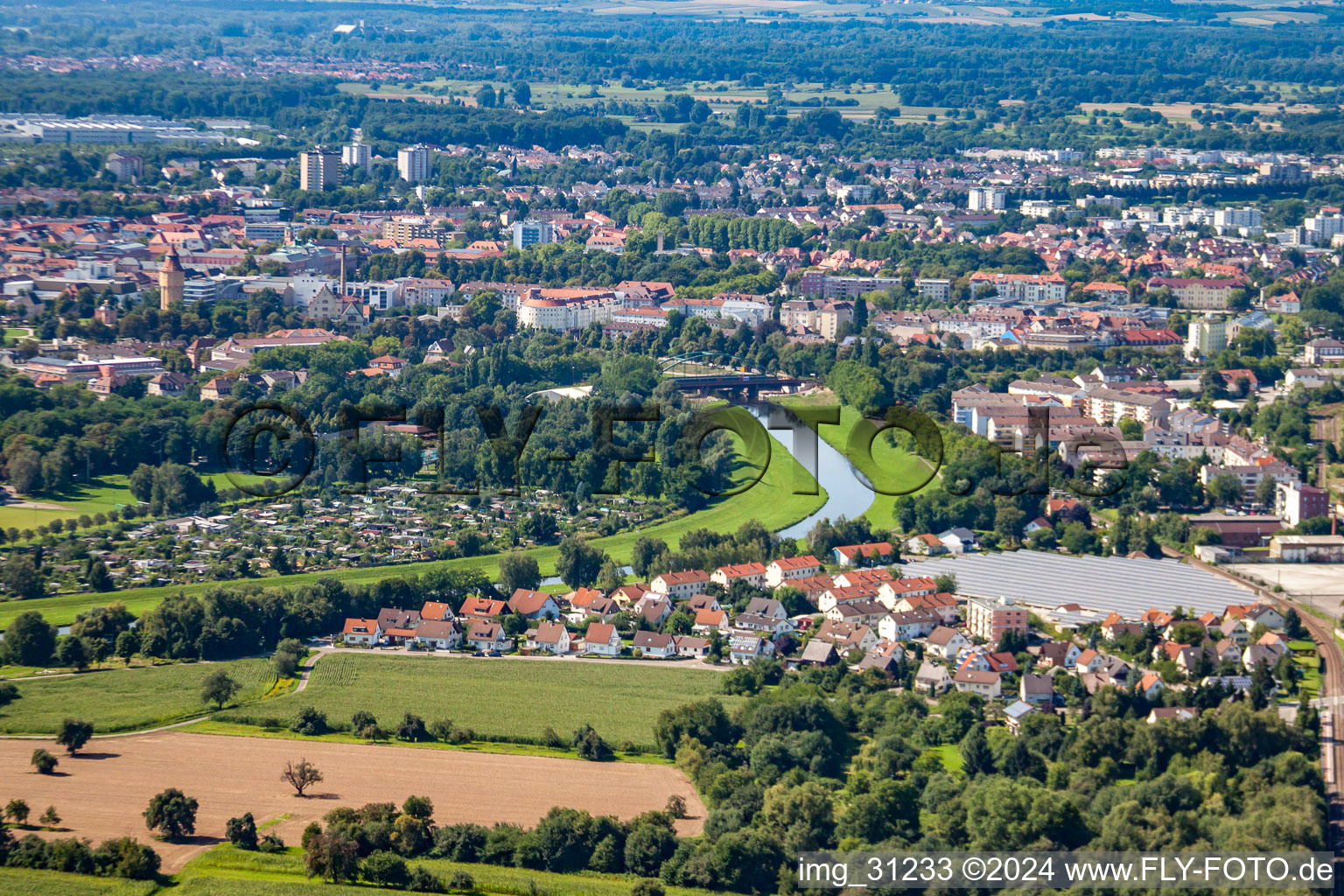 Vue aérienne de Beinle de l'est à le quartier Niederbühl in Rastatt dans le département Bade-Wurtemberg, Allemagne