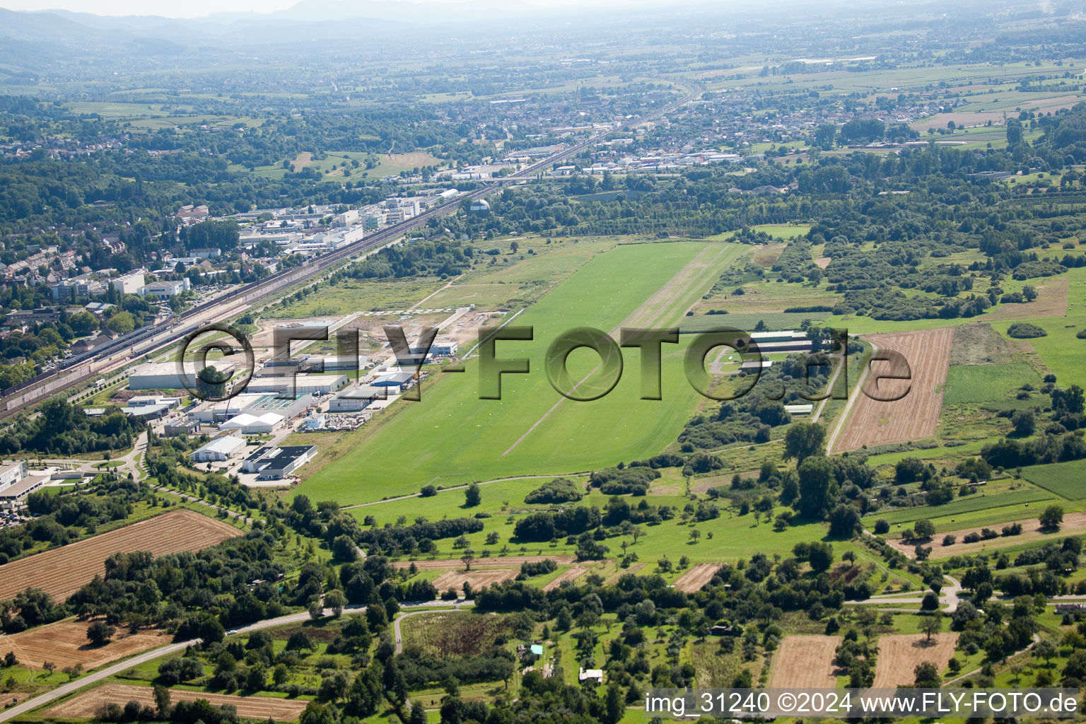 Vue aérienne de Aire de vol à voile sur l'aérodrome de Baden-Oos à le quartier Oos in Baden-Baden dans le département Bade-Wurtemberg, Allemagne