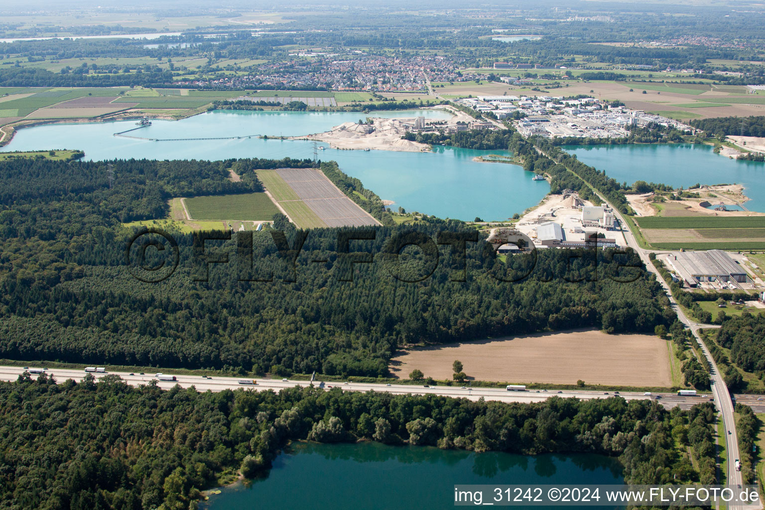 Vue aérienne de Étangs de carrière de l'est à Iffezheim dans le département Bade-Wurtemberg, Allemagne